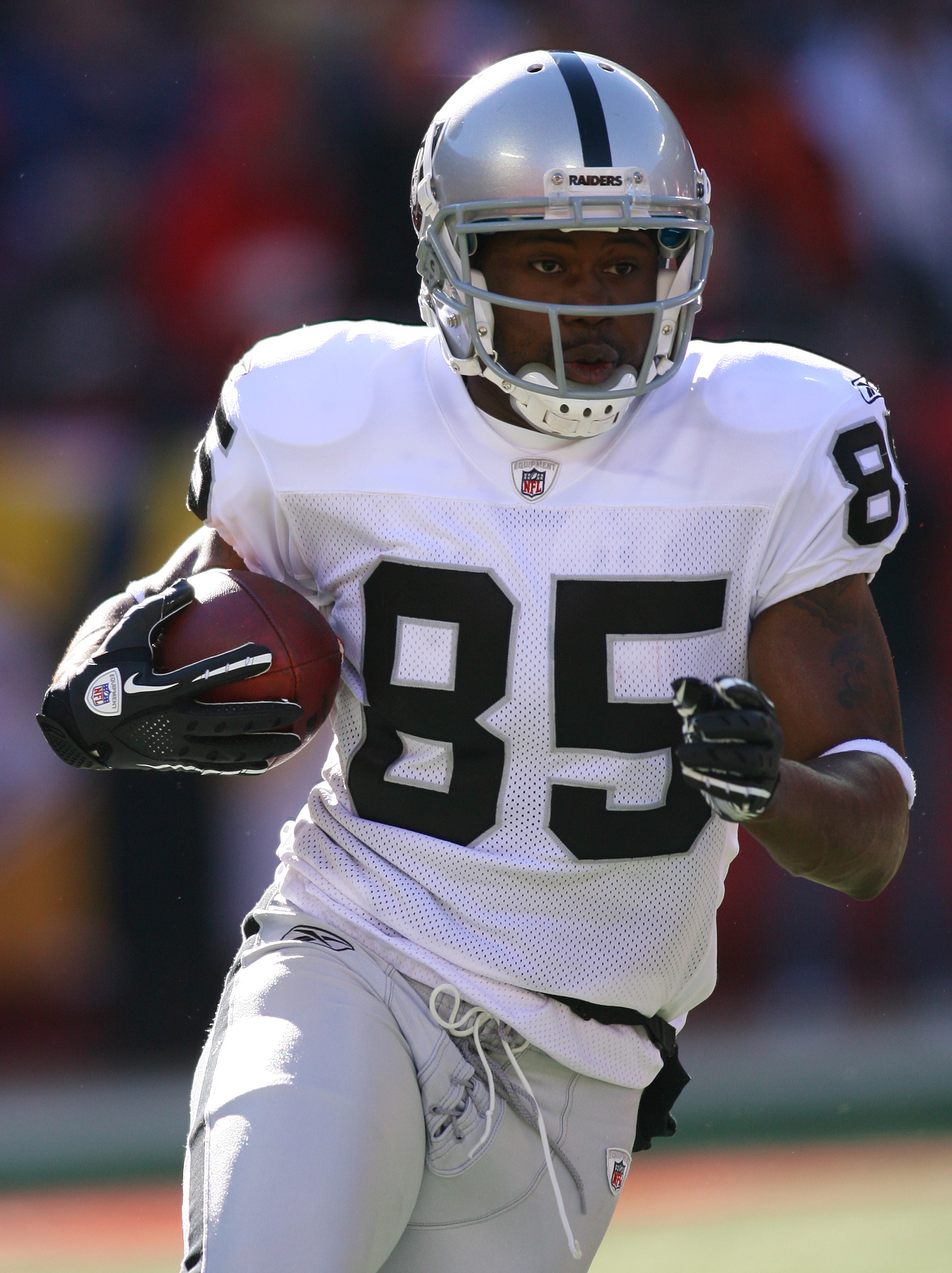 KANSAS CITY, MO - JANUARY 02:  Wide receiver Darrius Heyward-Bey #85 of the Oakland Raiders runs down field in a game against the Kansas City Chiefs at Arrowhead Stadium on January 2, 2011 in Kansas City, Missouri.  (Photo by Tim Umphrey/Getty Images)