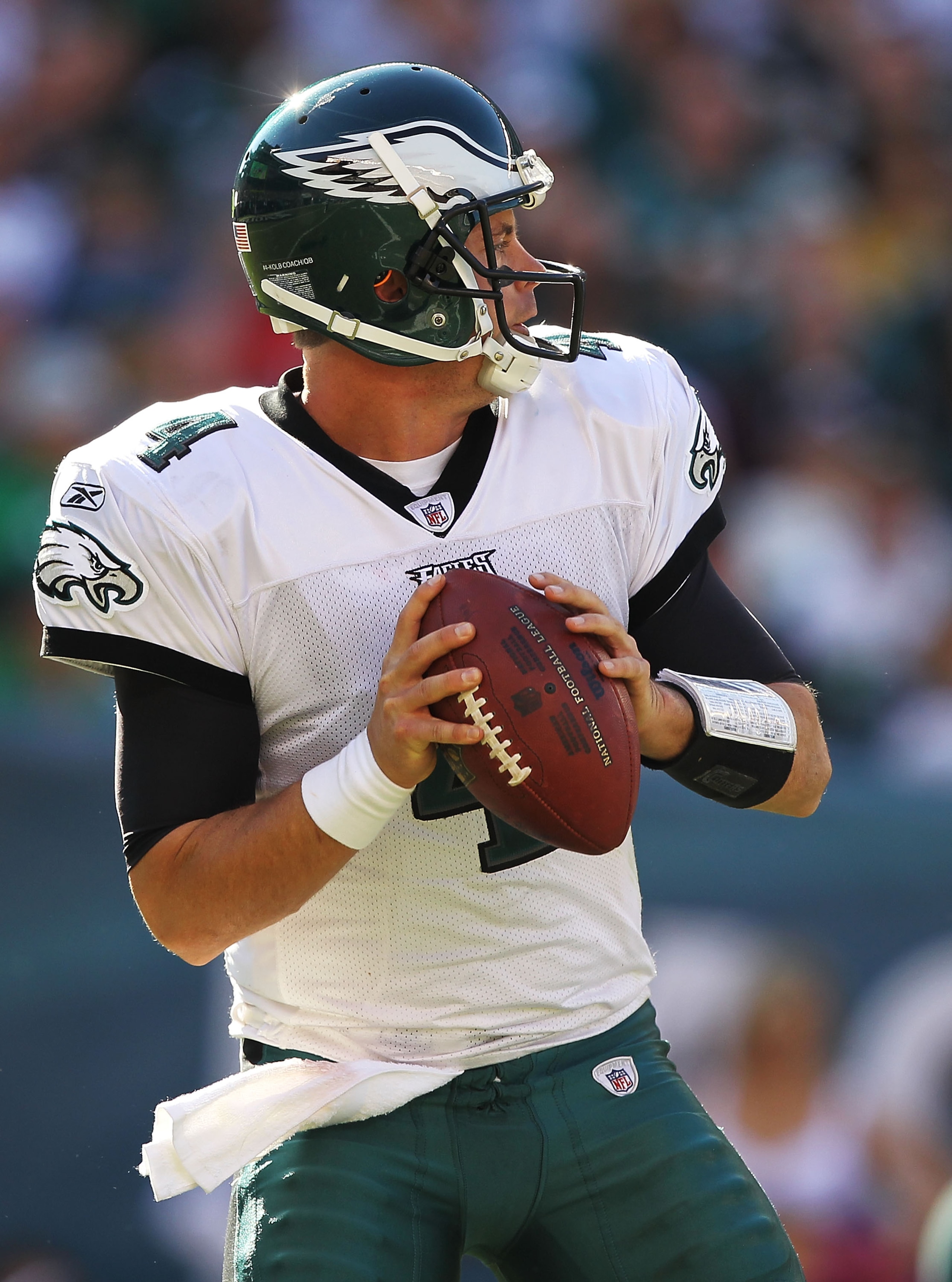 PHILADELPHIA - OCTOBER 17:  Kevin Kolb #4 of the Philadelphia Eagles passes against the Atlanta Falcons during their game at Lincoln Financial Field on October 17, 2010 in Philadelphia, Pennsylvania.  (Photo by Al Bello/Getty Images)