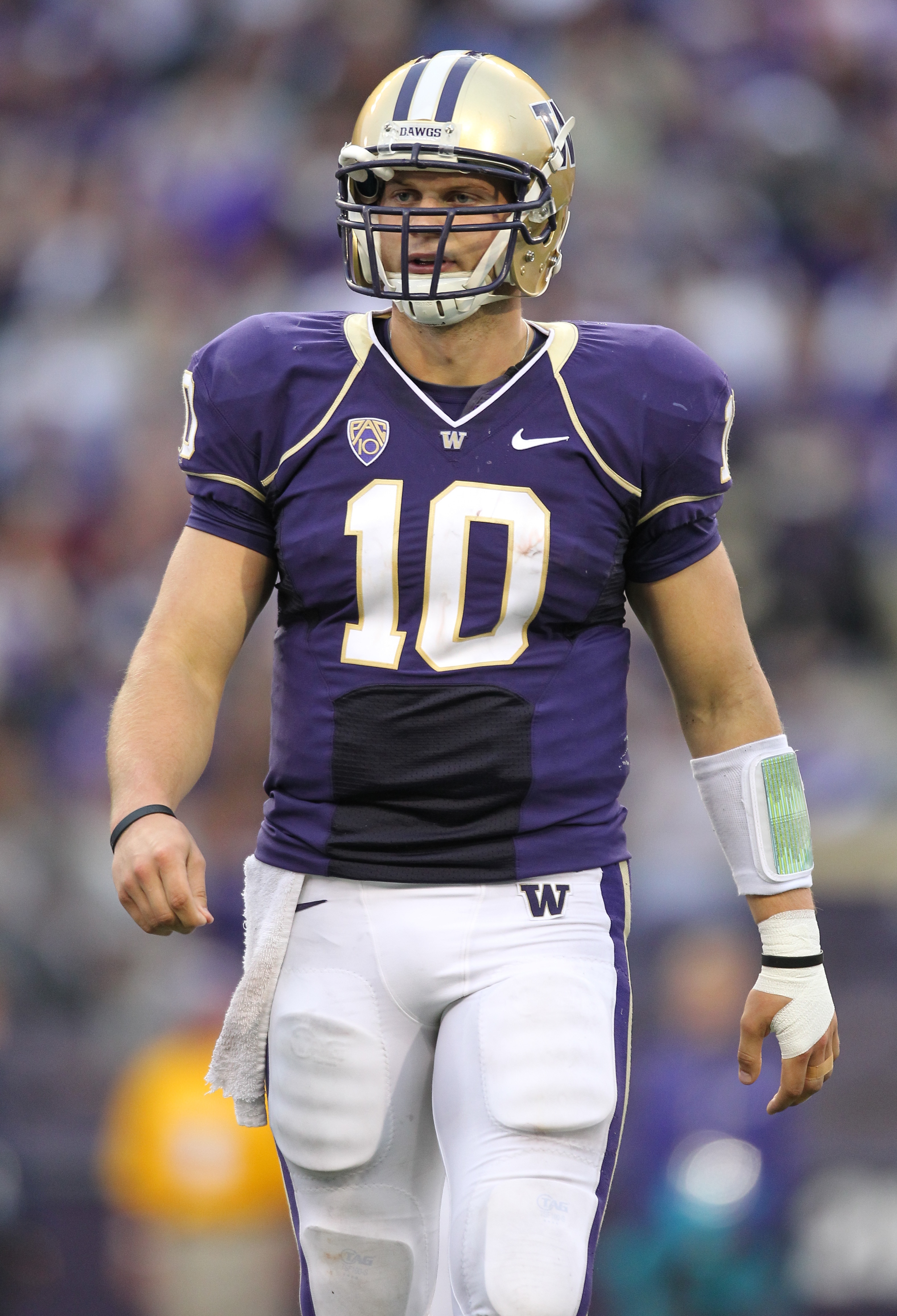 SEATTLE - SEPTEMBER 11:  Quarterback Jake Locker #10 of the Washington Huskies looks on against the Syracuse Orange on September 11, 2010 at Husky Stadium in Seattle, Washington. (Photo by Otto Greule Jr/Getty Images)