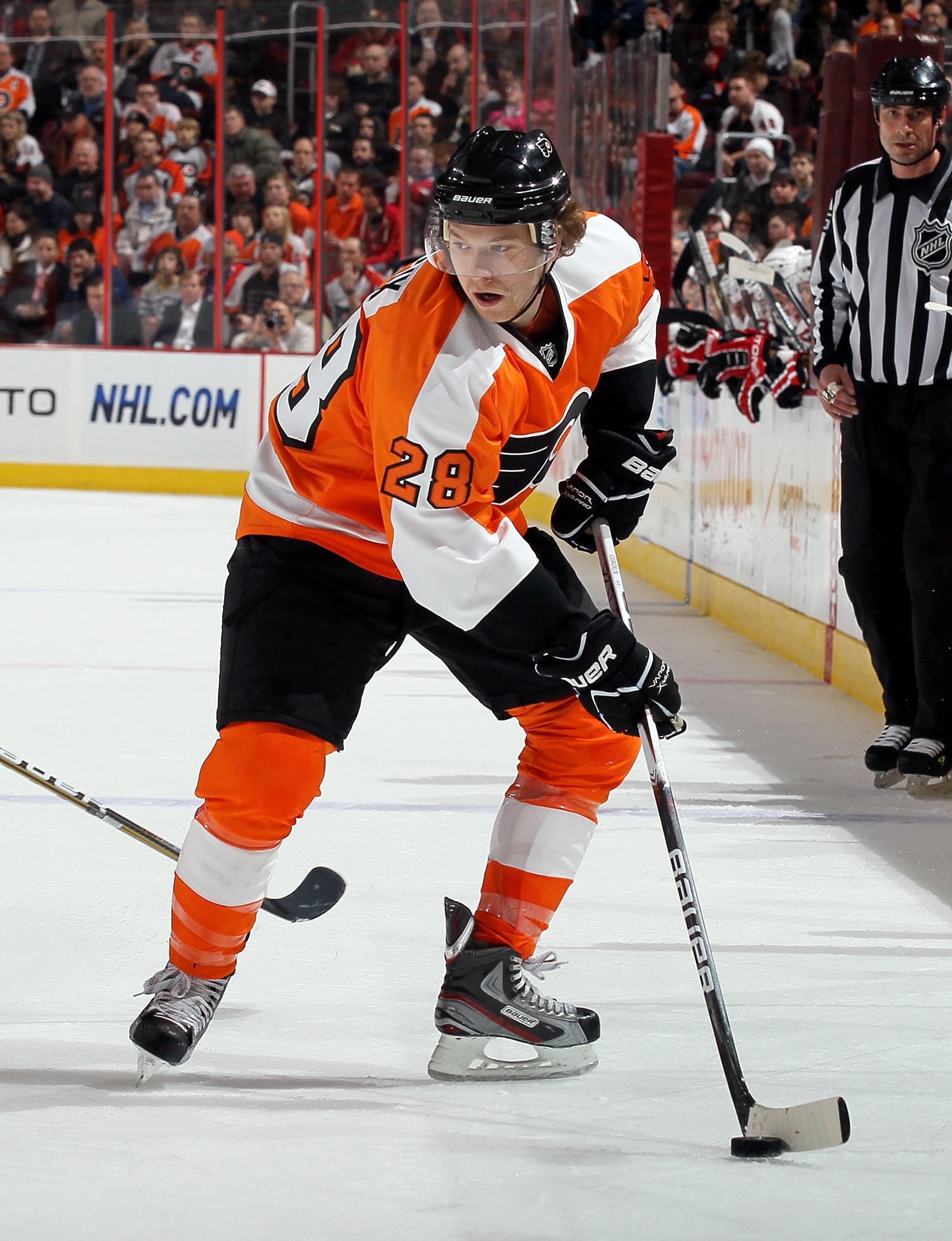 PHILADELPHIA, PA - JANUARY 20:  Claude Giroux #28 of the Philadelphia Flyers skates against the Ottawa Senators on January 20, 2011 at Wells Fargo Center in Philadelphia, Pennsylvania.  (Photo by Jim McIsaac/Getty Images)