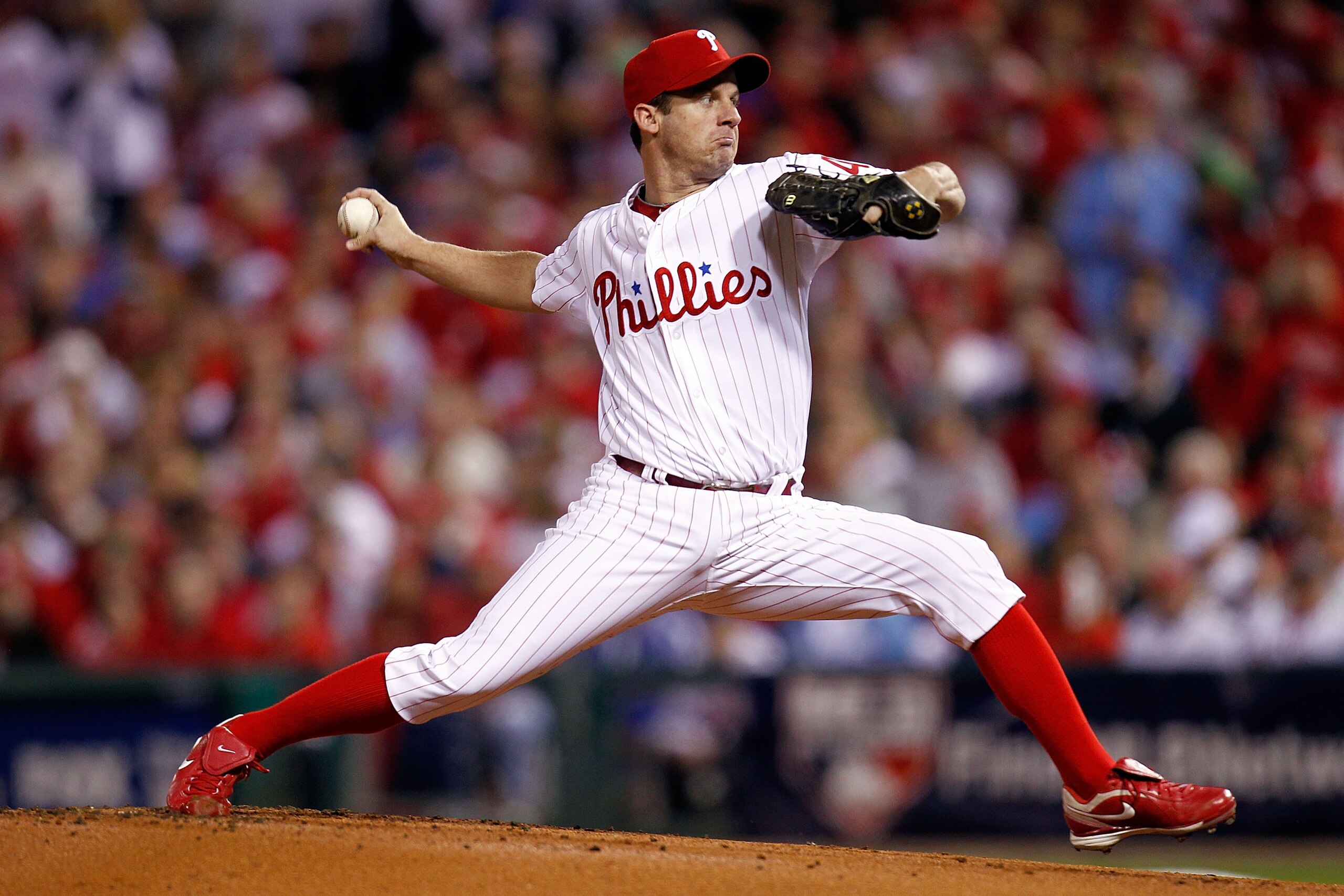 PHILADELPHIA - OCTOBER 17:  Pitcher Roy Oswalt #44 of the Philadelphia Phillies pitches in the first inning against the San Francisco Giants in Game Two of the NLCS during the 2010 MLB Playoffs at Citizens Bank Park on October 17, 2010 in Philadelphia, Pe