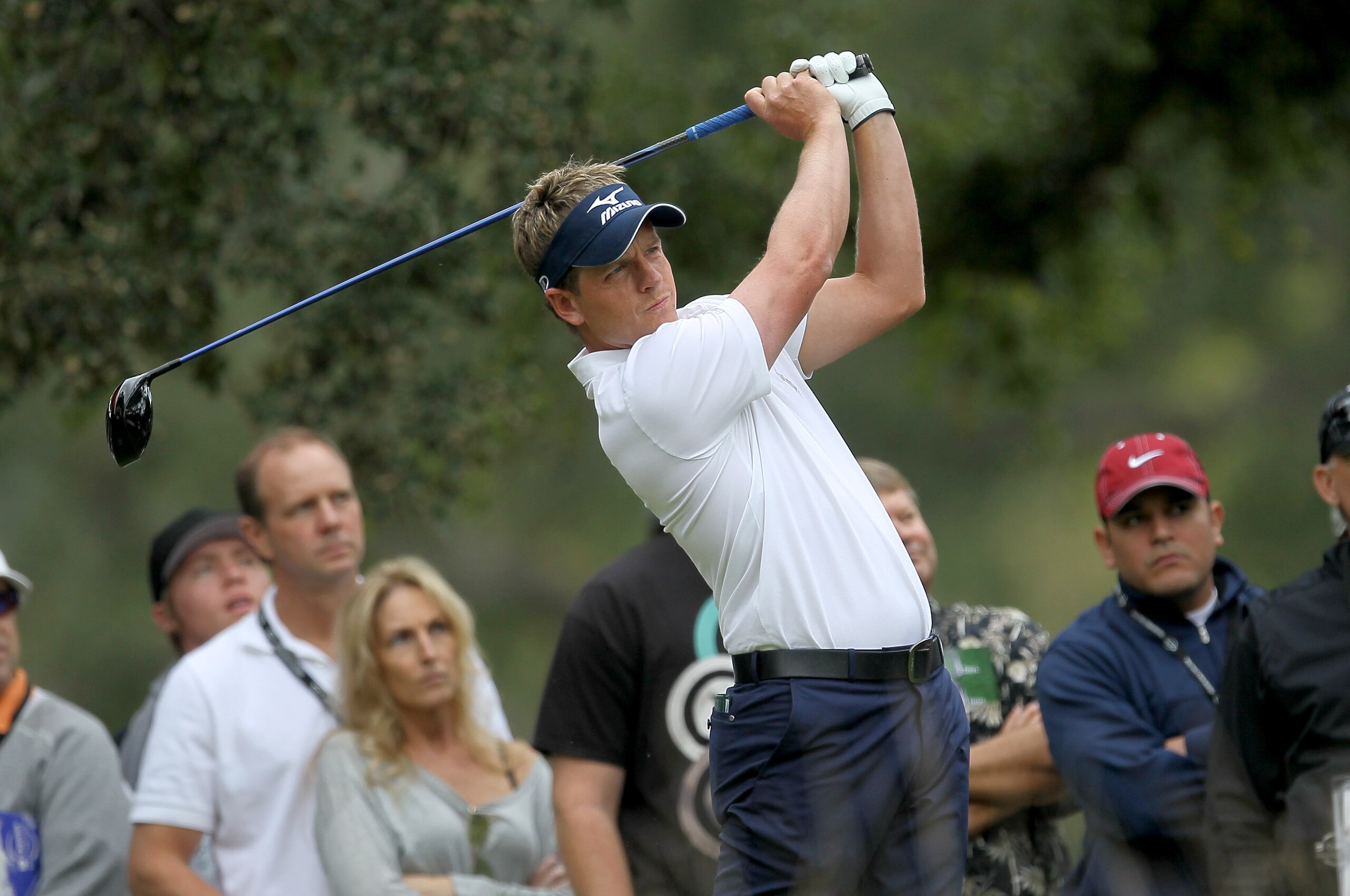 THOUSAND OAKS, CA - DECEMBER 03:  Luke Donald of England hits his tee shot on the second hole during round two of the Chevron World Challenge at Sherwood Country Club on December 3, 2010 in Thousand Oaks, California.  (Photo by Stephen Dunn/Getty Images)