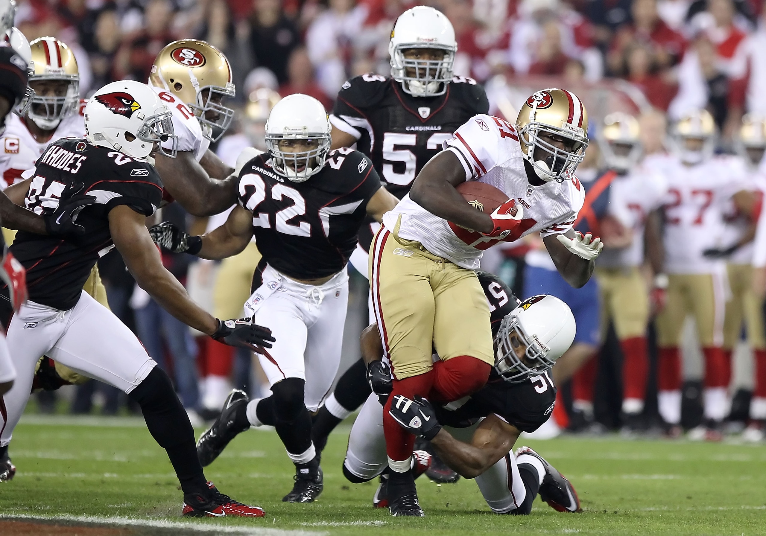 GLENDALE, AZ - NOVEMBER 29: Runningback Frank Gore #21 of the San Francisco 49ers runs with the football against the Arizona Cardinals during the NFL game at the University of Phoenix Stadium on November 29, 2010 in Glendale, Arizona. The 49ers defeate GLENDALE, AZ - NOVEMBER 29: Runningback Frank Gore #21 of the San Francisco 49ers runs with the football against the Arizona Cardinals during the NFL game at the University of Phoenix Stadium on November 29, 2010 in Glendale, Arizona. The 49ers defeate
