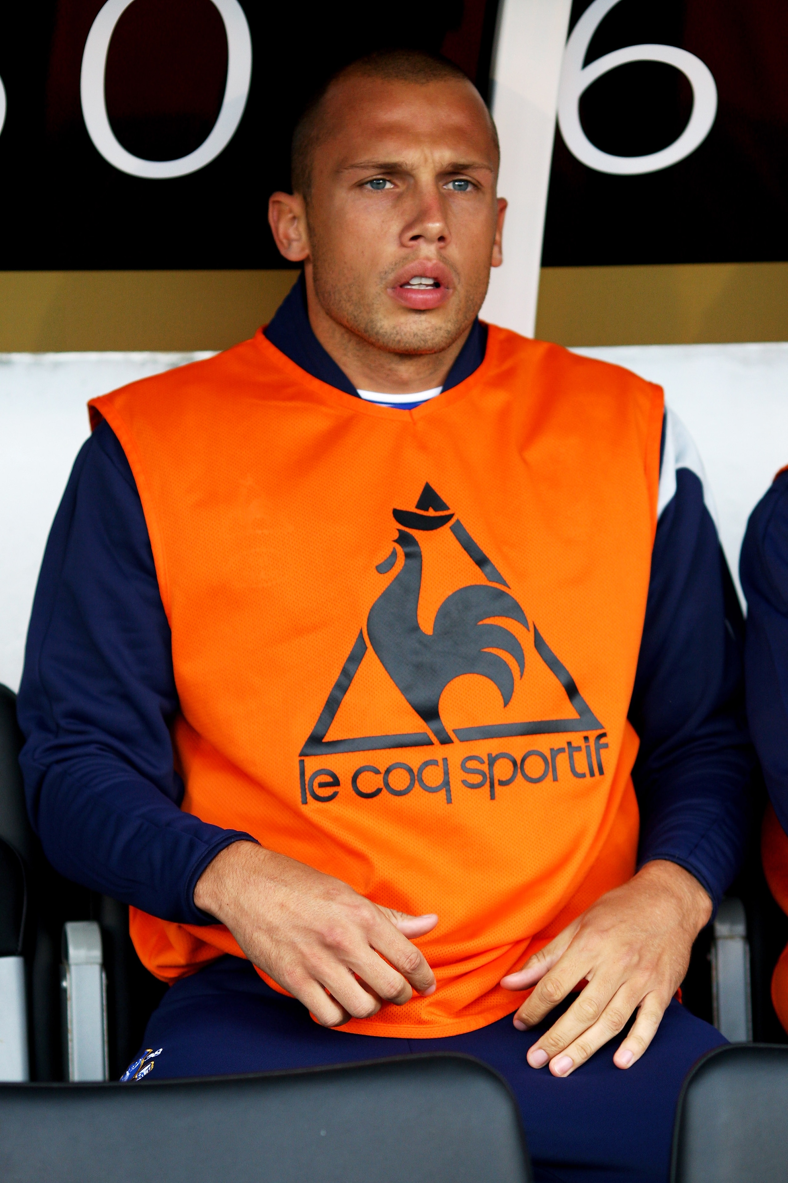 LONDON, ENGLAND - SEPTEMBER 13: Johnny Heitinga of Everton looks on from the substitutes bench during the Barclays Premier League match between Fulham and Everton at Craven Cottage on September 13, 2009 in London, England. (Photo by Ryan Pierse/Getty Im LONDON, ENGLAND - SEPTEMBER 13: Johnny Heitinga of Everton looks on from the substitutes bench during the Barclays Premier League match between Fulham and Everton at Craven Cottage on September 13, 2009 in London, England. (Photo by Ryan Pierse/Getty Im