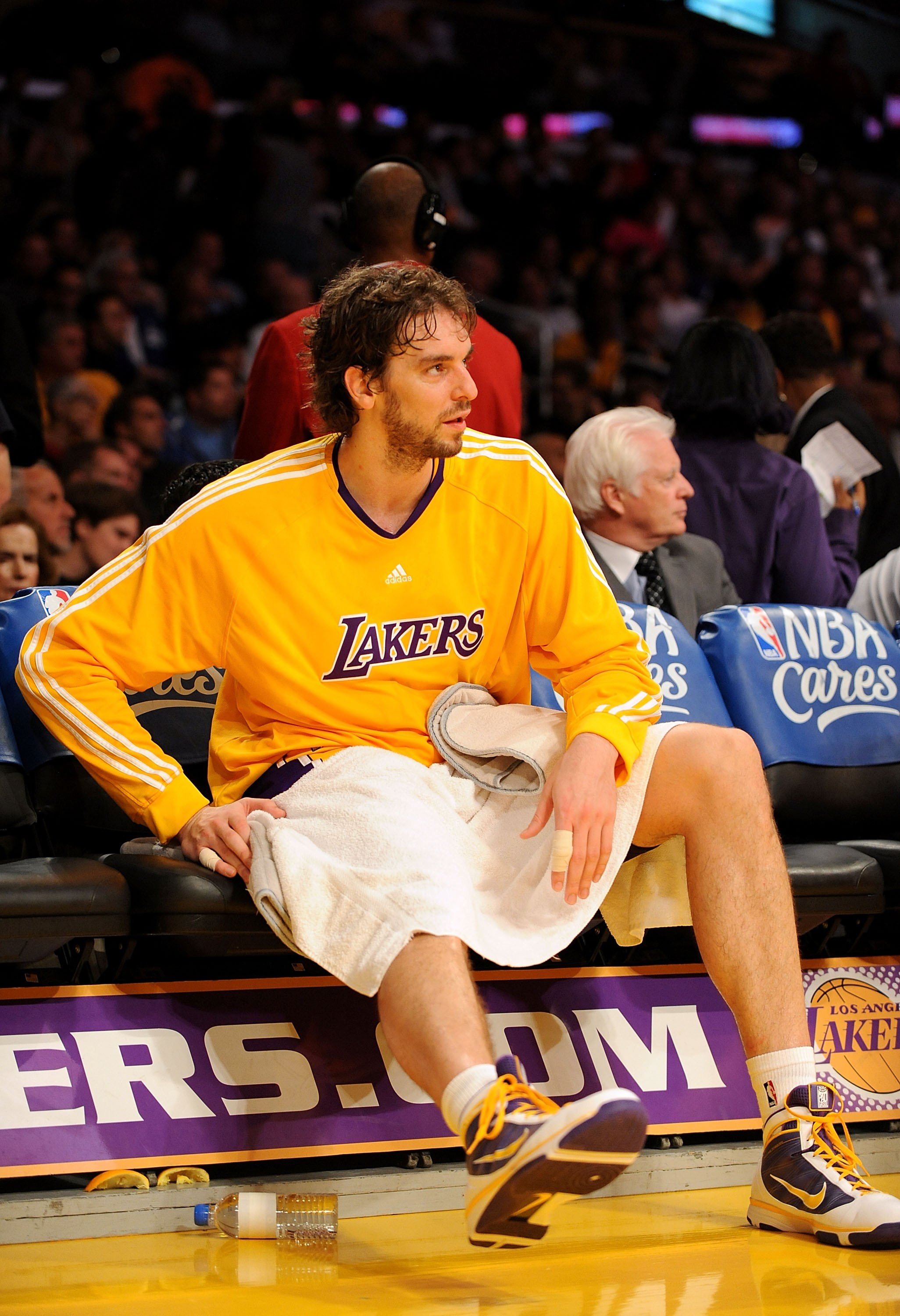 LOS ANGELES, CA - NOVEMBER 19:  Pau Gasol #16 of the Los Angeles Lakers rests on the bench during a timeout in the game against the Chicago Bulls on November 19, 2009 at Staples Center in Los Angeles, California. NOTE TO USER: User expressly acknowledges