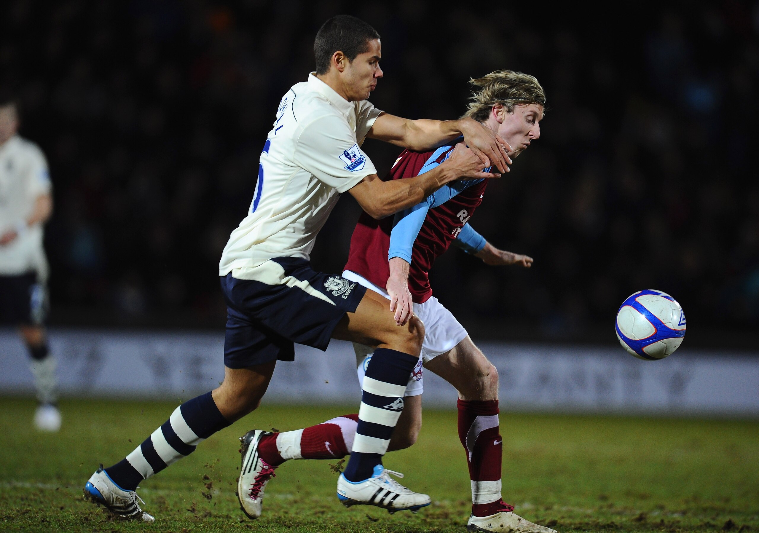 SCUNTHORPE, ENGLAND - JANUARY 08:  Martyn Woolford of Scunthorpe United is challenged by Jack Rodwell of Everton during the FA Cup sponsored by Eon 3rd round match between Scunthorpe United and Everton at Glanford Park on January 8, 2011 in Scunthorpe, En