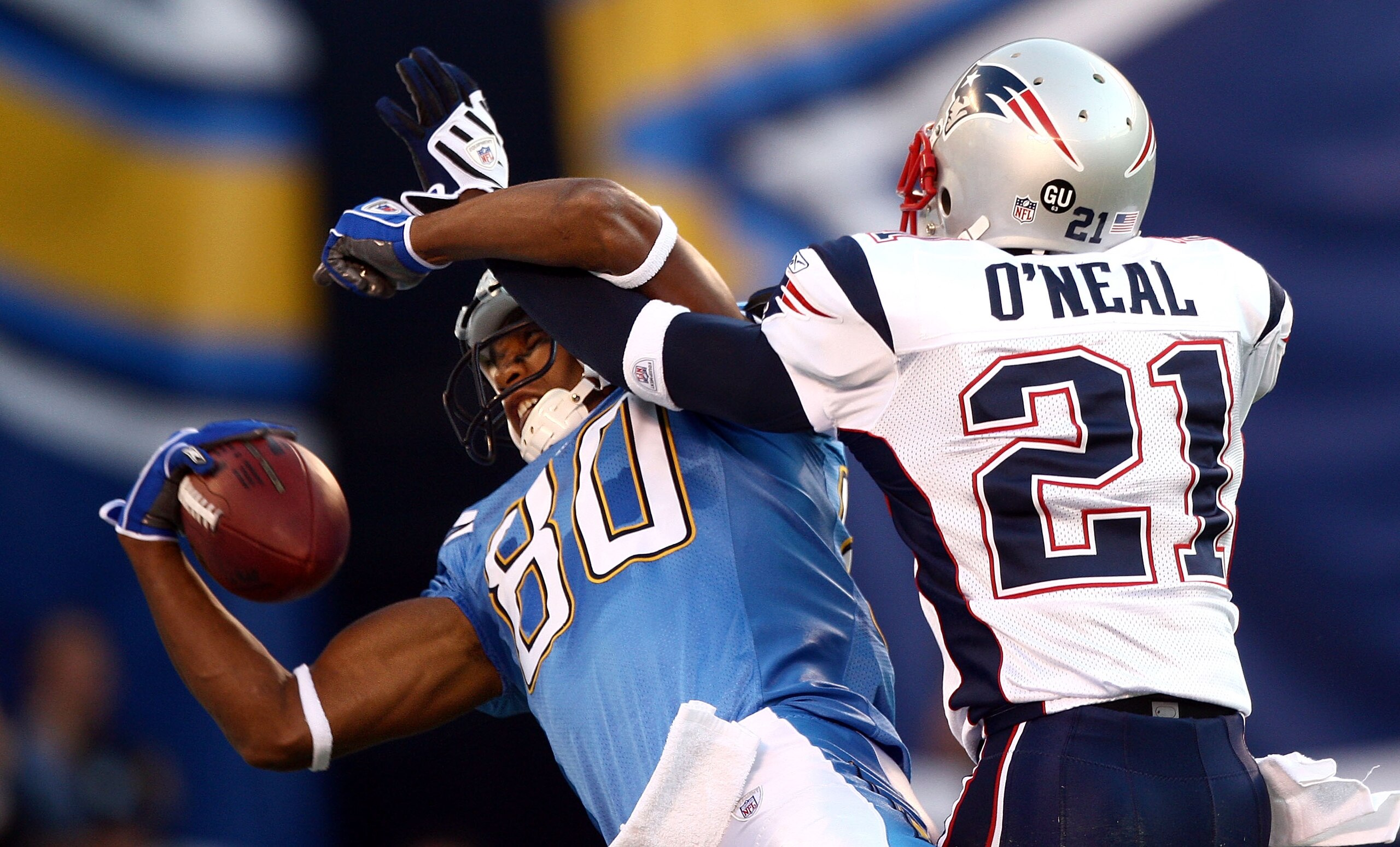 SAN DIEGO - OCTOBER 12:  Wide Receiver Malcom Floyd #80 of the San Diego Chargers catches a touchdown pass against the defense of Cornerback Deltha O'Neal #21 of the New England Patriots during the first half of their NFL Game on October 12, 2008 at Qualc