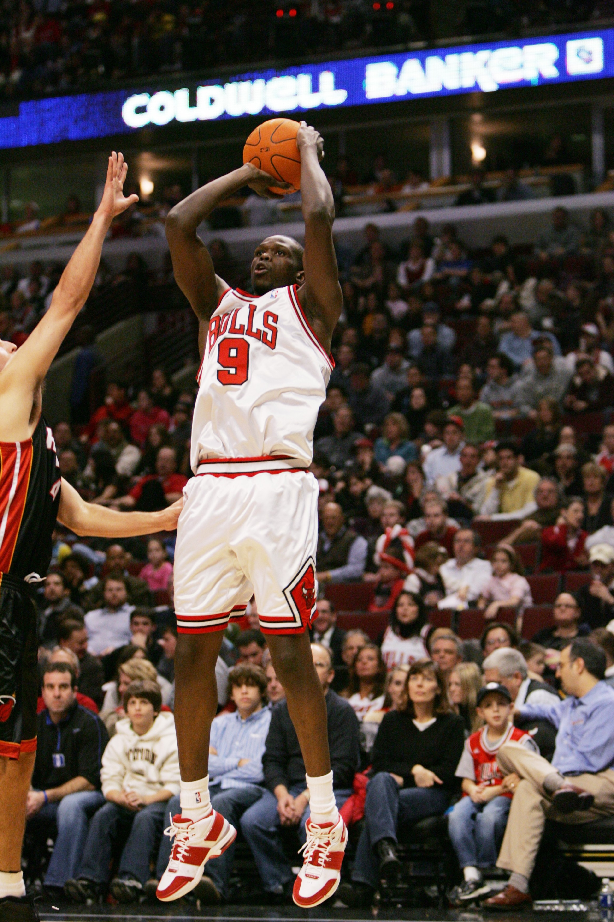 CHICAGO - DECEMBER 27:  Luol Deng #9 of the Chicago Bulls takes a jump shot against the Miami Heat on December 27, 2006 at the United Center in Chicago, Illinois. The Bulls defeated the Heat 109-103. NOTE TO USER: User expressly acknowledges and agreees t
