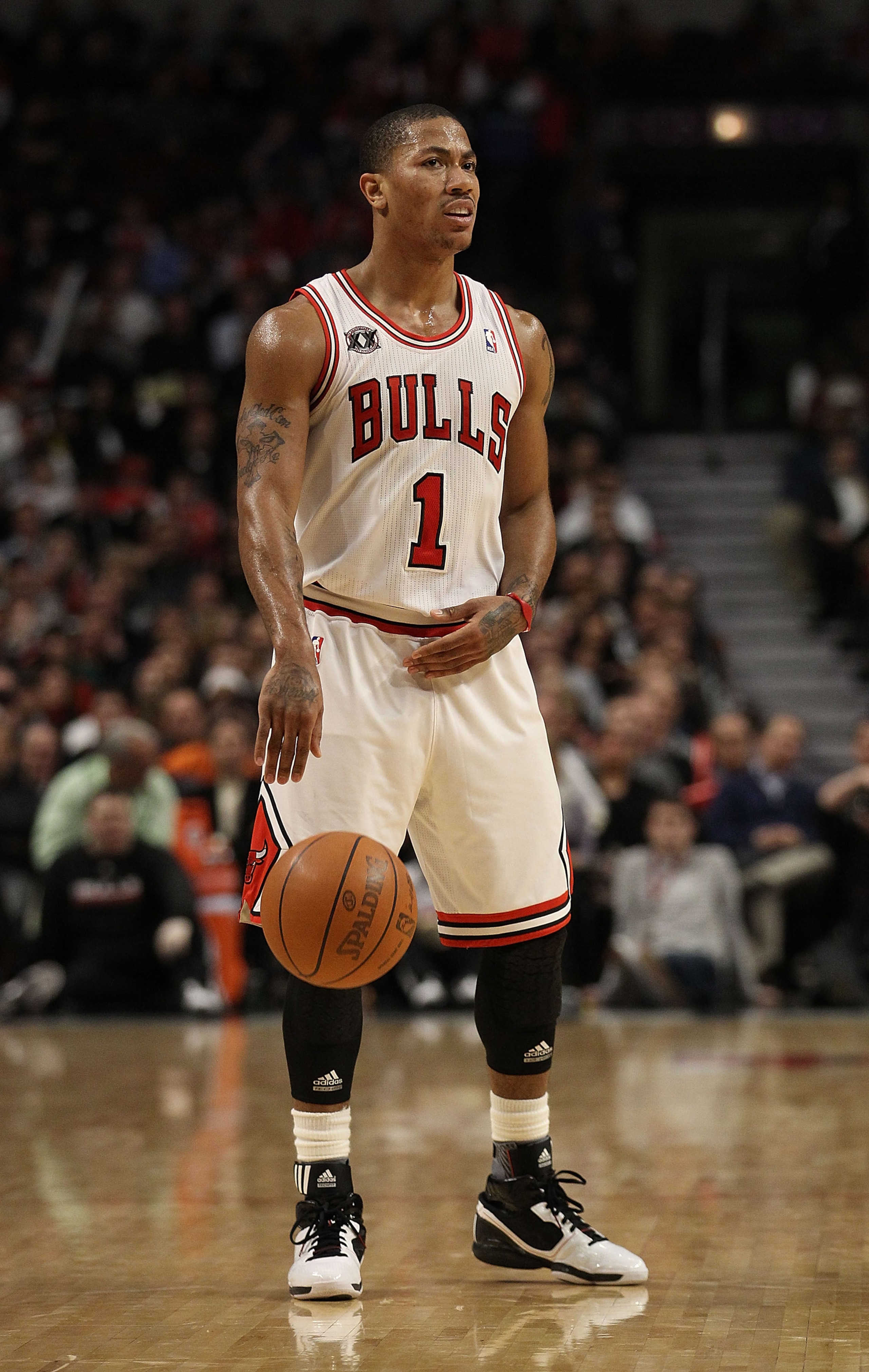 CHICAGO, IL - JANUARY 20: Derrick Rose #1 of the Chicago Bulls waits for teammates to set up on offense against the Dallas Mavericks at the United Center on January 20, 2011 in Chicago, Illinois. The Bulls defeated the Mavericks 82-77. NOTE TO USER: User