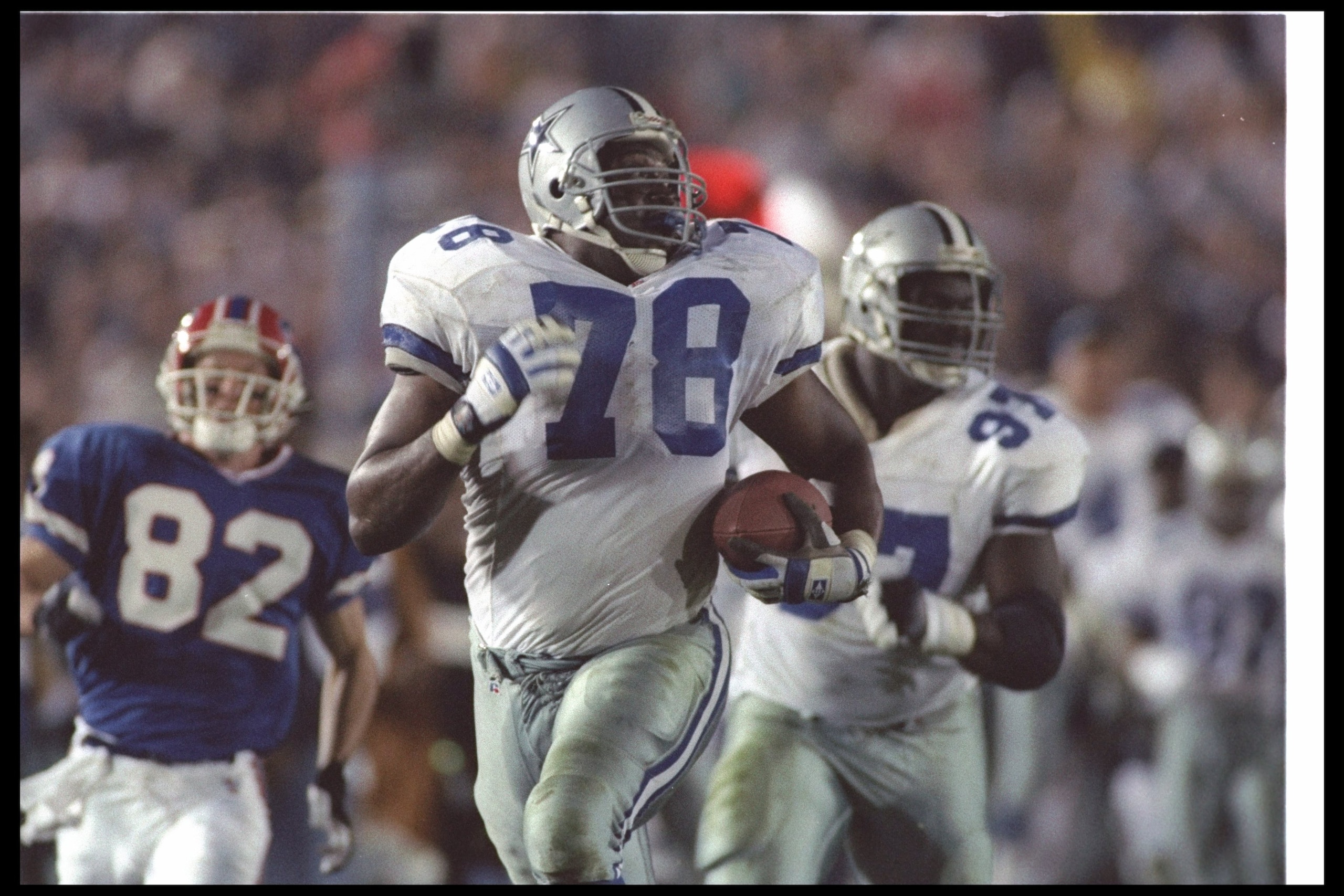 31 Jan 1993:  Defensive lineman Leon Lett of the Dallas Cowboys runs with the ball after recovering a fumble during Super Bowl XXVII against the Buffalo Bills at the Rose Bowl in Pasadena, California.  Wide receiver Don Beebe #82 of the Buffalo Bills, str