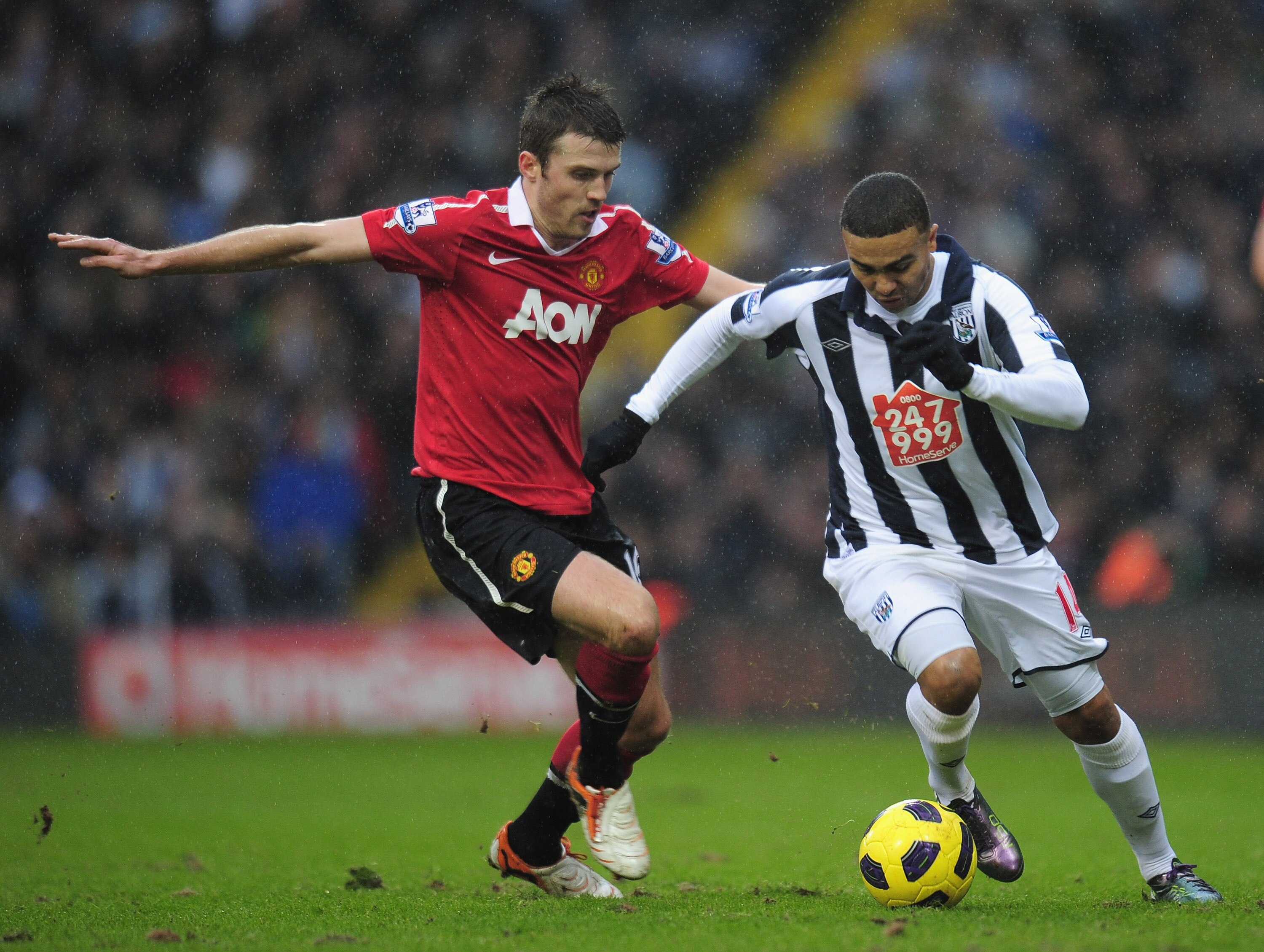 WEST BROMWICH, ENGLAND - JANUARY 01:  Jerome Thomas of West Bromich Albion is challenged by Michael Carrick of Manchester United  during the Barclays Premier League match between West Bromich Albion and Manchester United at The Hawthorns on January 1, 201
