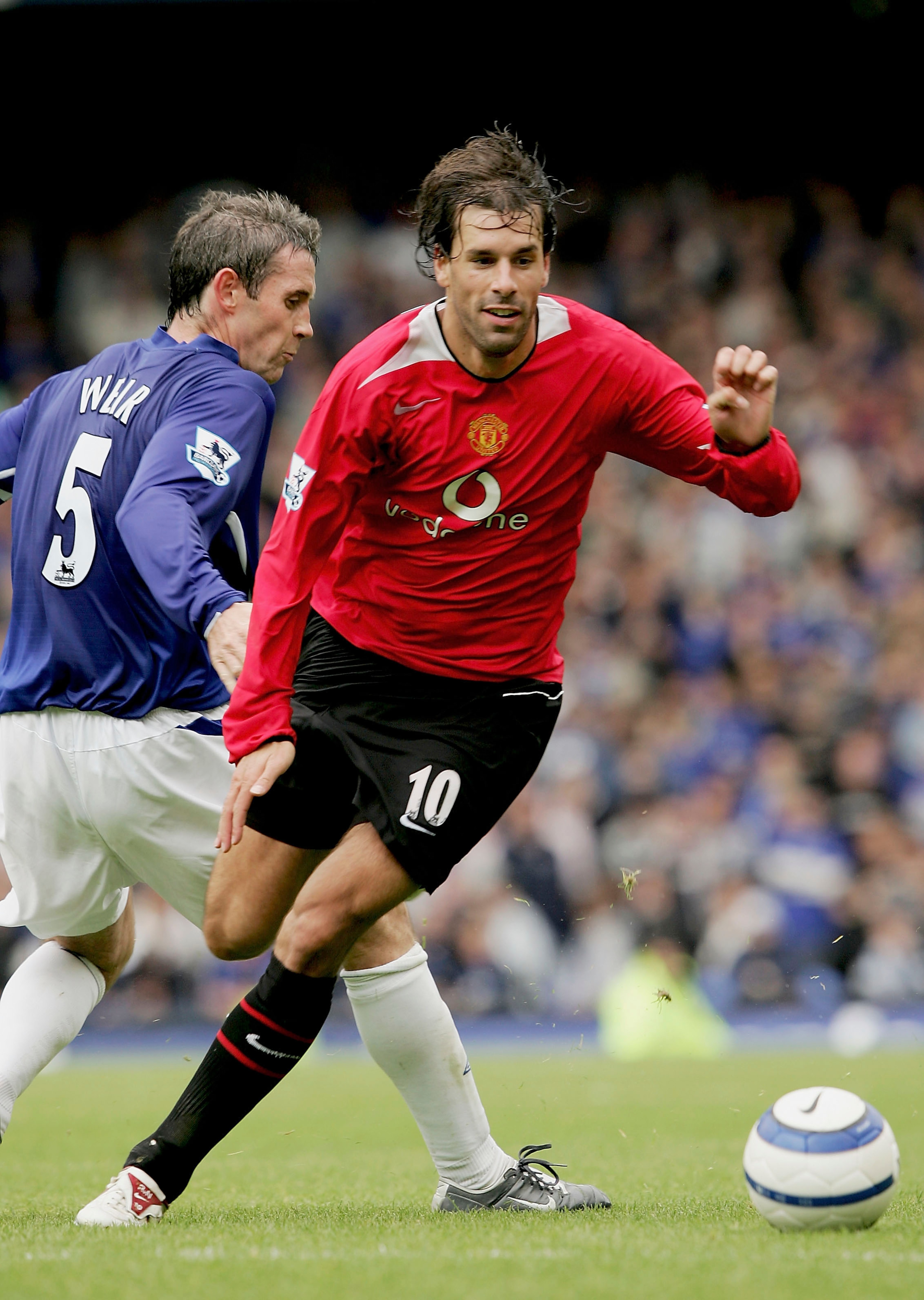 LIVERPOOL, ENGLAND - AUGUST 13 : Ruud Van Nistelrooy of Man Utd moves away from David Weir of Everton during the Barclays Premiership match between Everton and Manchester United at Goodison Park on August 13, 2005 in Liverpool, England. (Photo by Clive LIVERPOOL, ENGLAND - AUGUST 13 : Ruud Van Nistelrooy of Man Utd moves away from David Weir of Everton during the Barclays Premiership match between Everton and Manchester United at Goodison Park on August 13, 2005 in Liverpool, England. (Photo by Clive