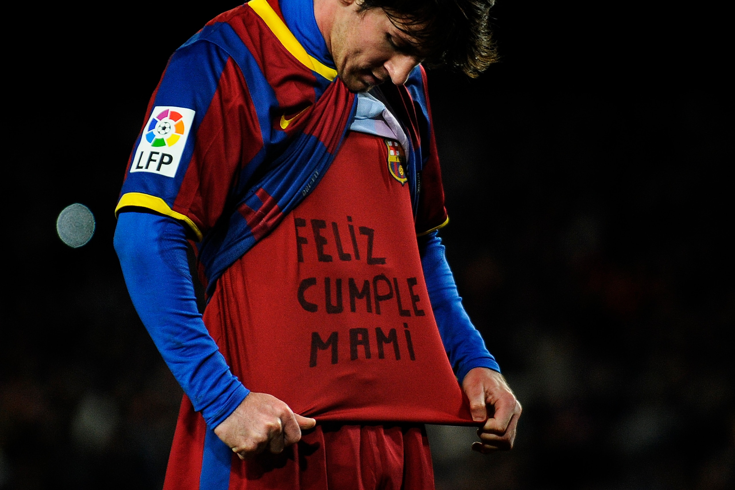 BARCELONA, SPAIN - JANUARY 22:  Lionel Messi of Barcelona shows a shirt which translates to 'Happy Birthday Mummy' after scoring his second side's goal during the La Liga match between Barcelona and Racing Santander at Camp Nou on January 22, 2011 in Barc