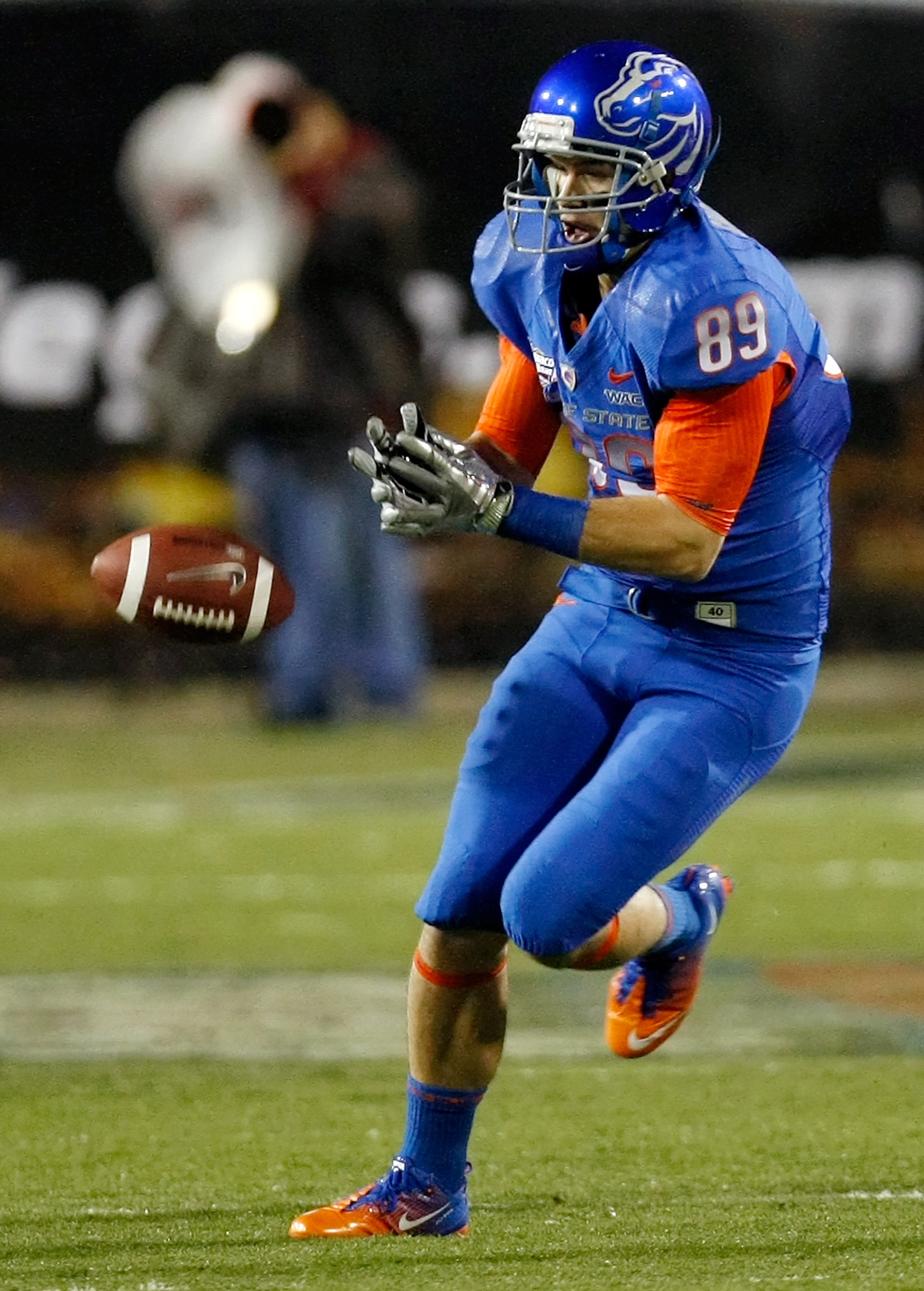 LAS VEGAS, NV - DECEMBER 22: Tyler Shoemaker #89 of the Boise State Broncos misses a pass during the MAACO Bowl Las Vegas against the Utah Utes at Sam Boyd Stadium December 22, 2010 in Las Vegas, Nevada. Boise State Won 26-3. (Photo by Ethan Miller/Gett LAS VEGAS, NV - DECEMBER 22: Tyler Shoemaker #89 of the Boise State Broncos misses a pass during the MAACO Bowl Las Vegas against the Utah Utes at Sam Boyd Stadium December 22, 2010 in Las Vegas, Nevada. Boise State Won 26-3. (Photo by Ethan Miller/Gett