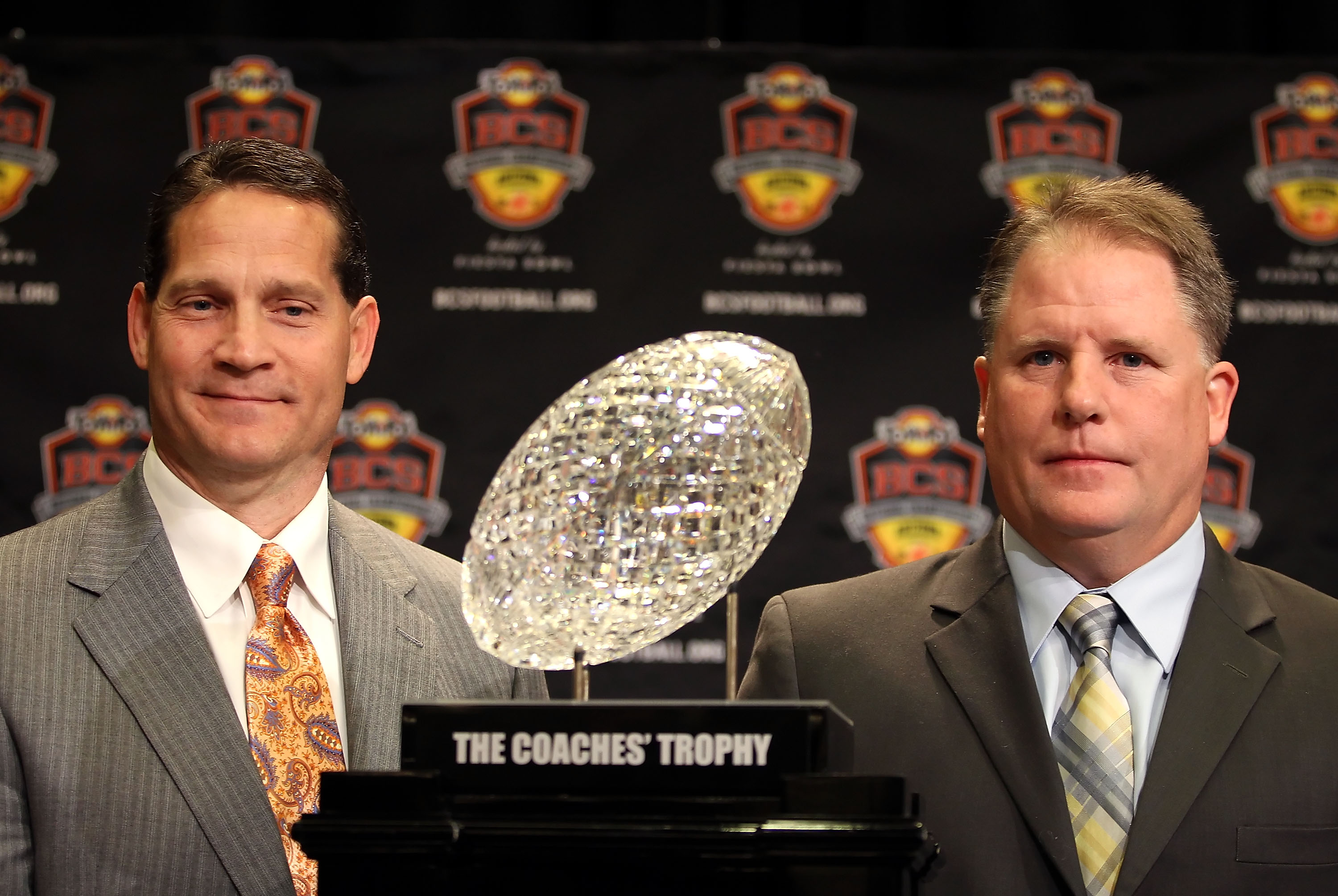 SCOTTSDALE, AZ - JANUARY 09:  Head coaches Gene Chizik of the Auburn Tigers and Chip Kelly of the Oregon Ducks pose together with the coaches trophy during a press conference for the Tostitos BCS National Championship Game at the JW Marriott Camelback Inn