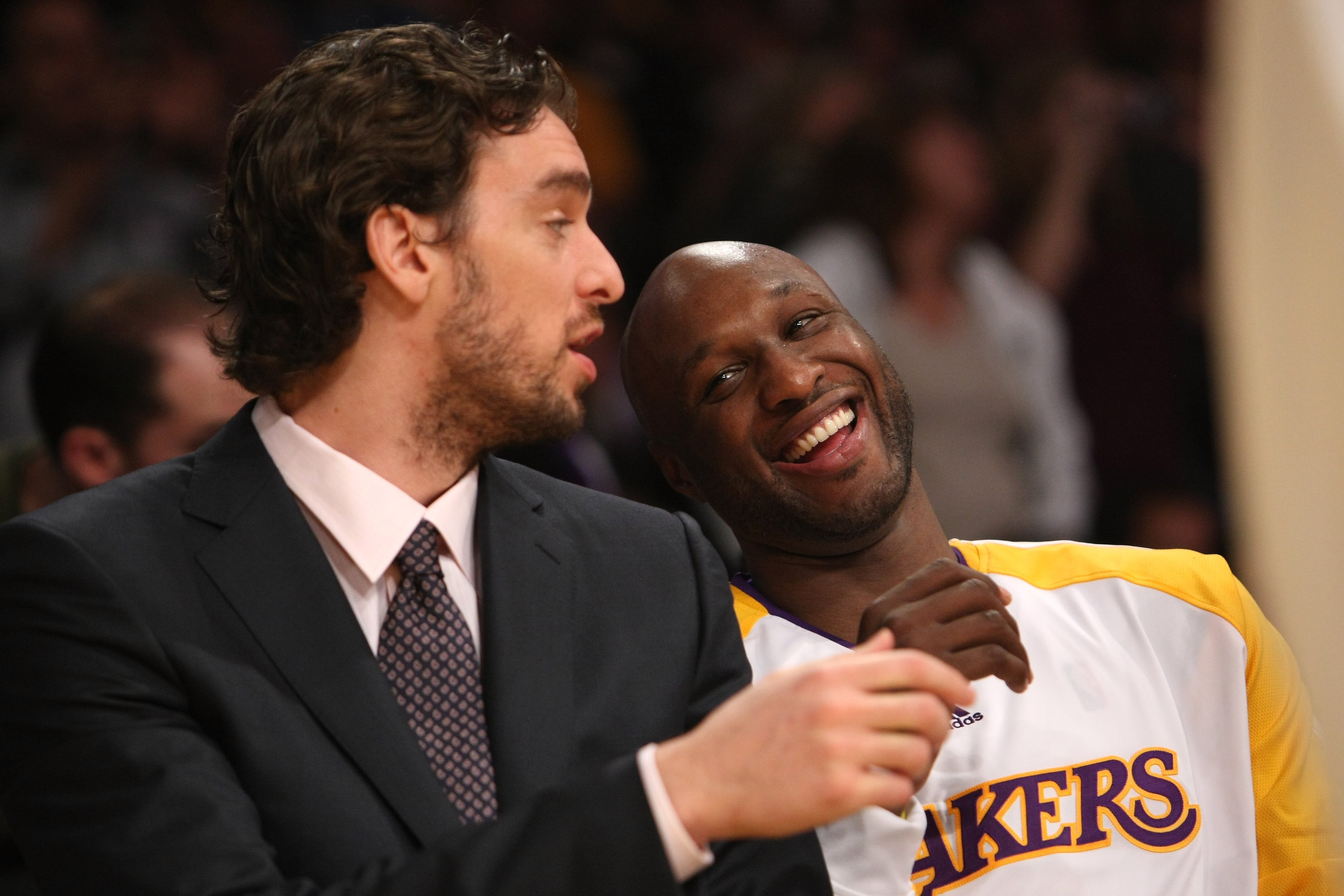 LOS ANGELES, CA - NOVEMBER 08:  Lamar Odom #7 of the Los Angeles Lakers jokes on the bench with injured teammate Pau Gasol #16 in the game with the New Orleans Hornets on November 8, 2009 at Staples Center in Los Angeles, California. The Lakers won 104-88