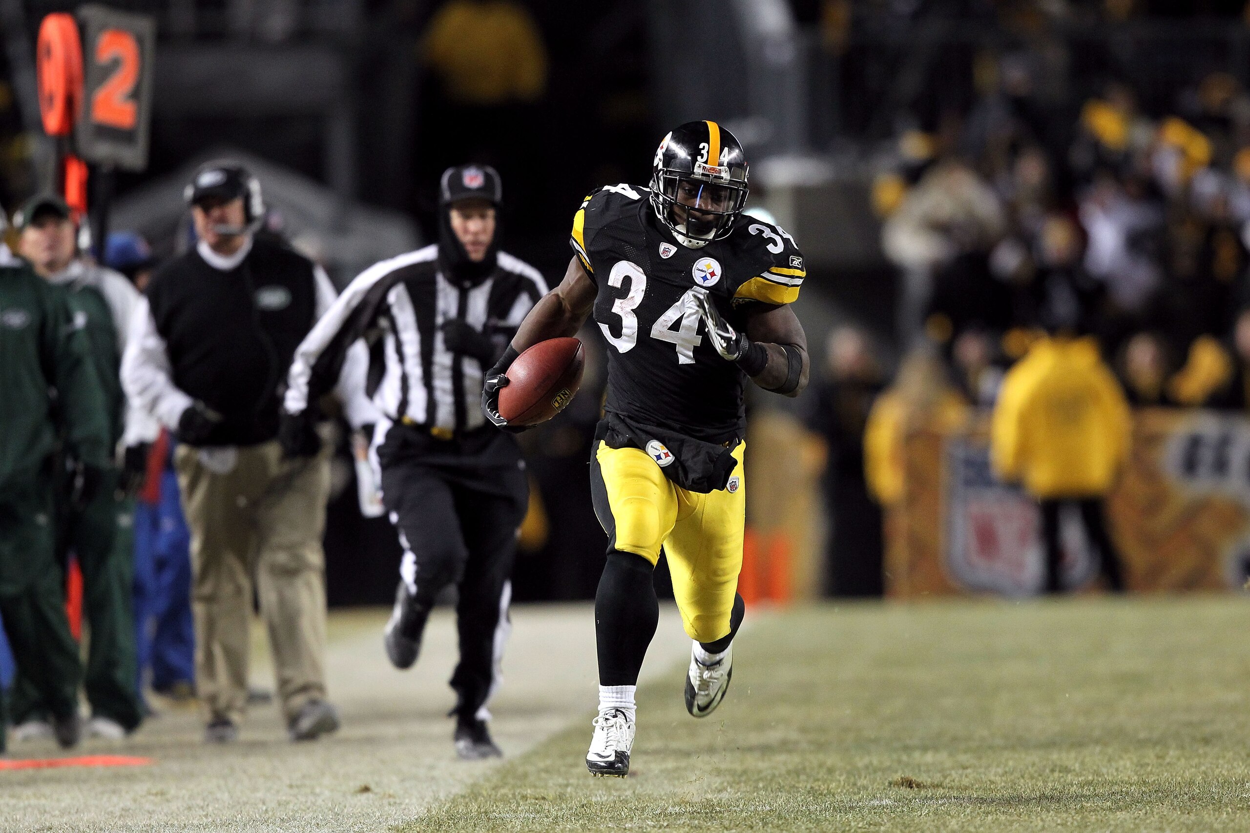 PITTSBURGH, PA - JANUARY 23: Running back Rashard Mendenhall #34 of the Pittsburgh Steelers runs with the ball against the New York Jets during the 2011 AFC Championship game at Heinz Field on January 23, 2011 in Pittsburgh, Pennsylvania. The Steelers wo PITTSBURGH, PA - JANUARY 23: Running back Rashard Mendenhall #34 of the Pittsburgh Steelers runs with the ball against the New York Jets during the 2011 AFC Championship game at Heinz Field on January 23, 2011 in Pittsburgh, Pennsylvania. The Steelers wo