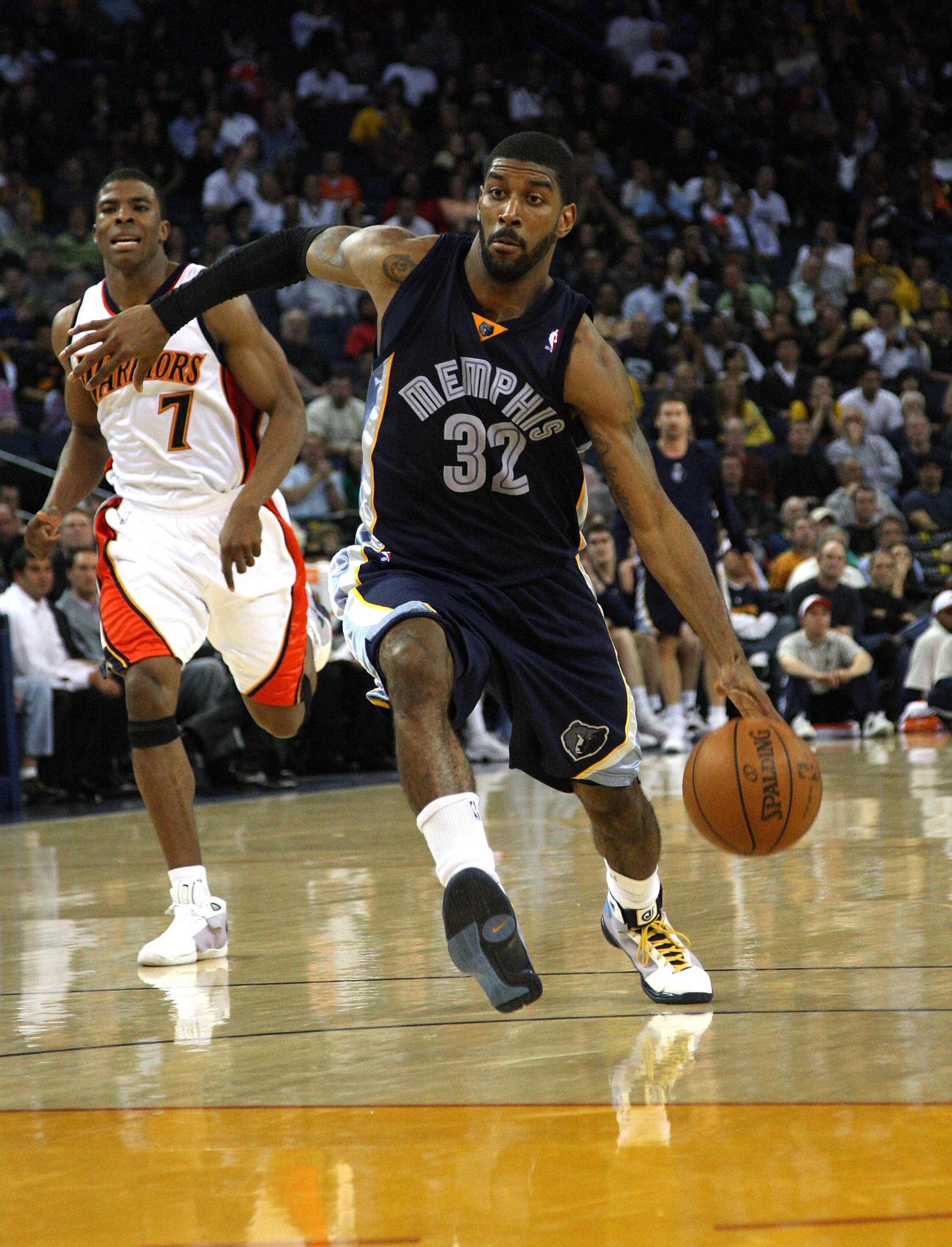 OAKLAND, CA - MARCH 30:  O.J. Mayo #32 of the Memphis Grizzlies drives against the Golden State Warriors during an NBA game on March 30, 2009 at Oracle Arena in Oakland, California. NOTE TO USER: User expressly acknowledges and agrees that, by downloading
