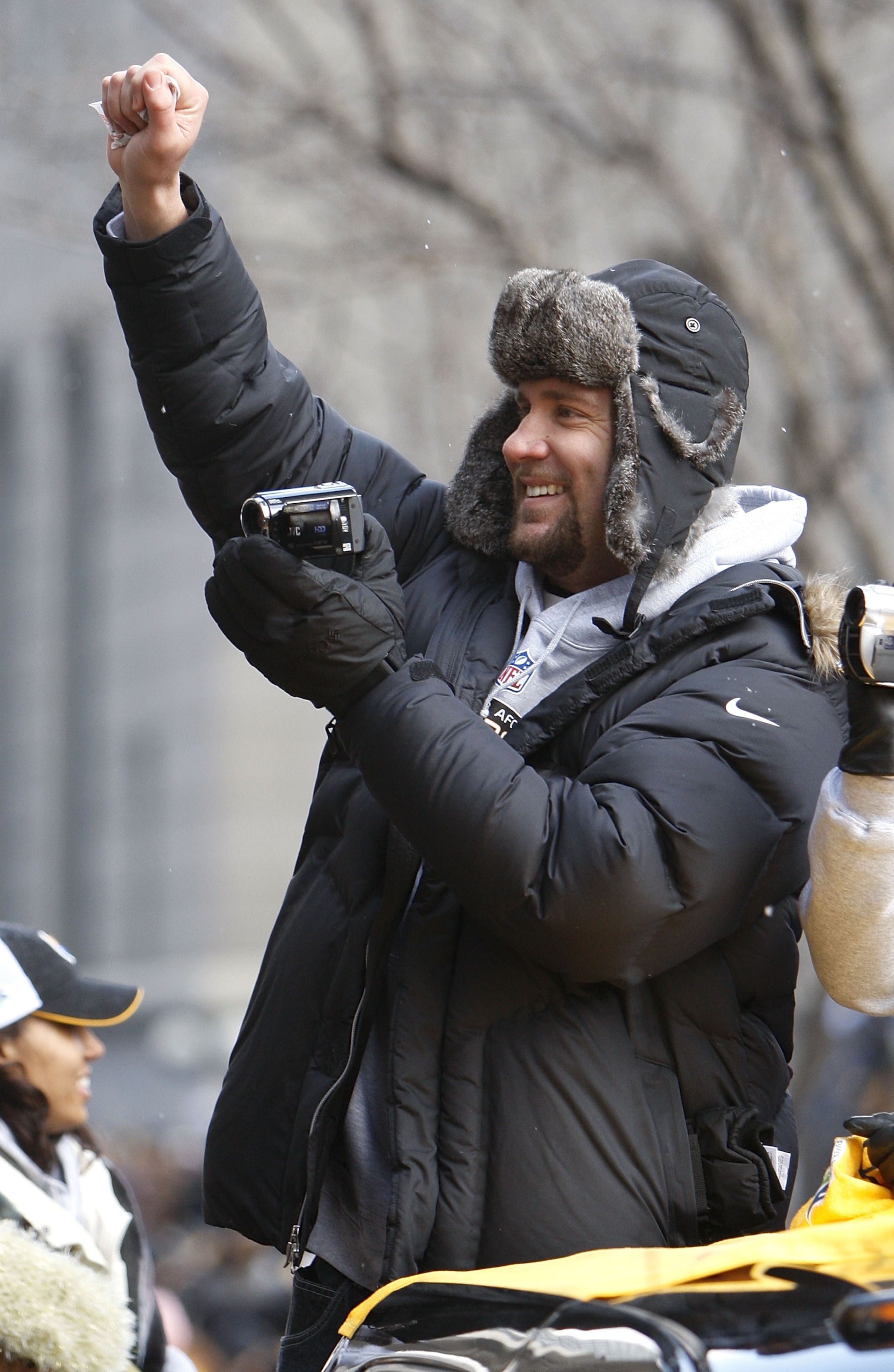 PITTSBURGH - FEBRUARY 03:  Ben Roethlisberger #7 of the Pittsburgh Steelers acknowleges the crowd during a parade to celebrate winning Super Bowl XLIII on February 3, 2009 in Pittsburgh, Pennsylvania.  (Photo by Gregory Shamus/Getty Images)