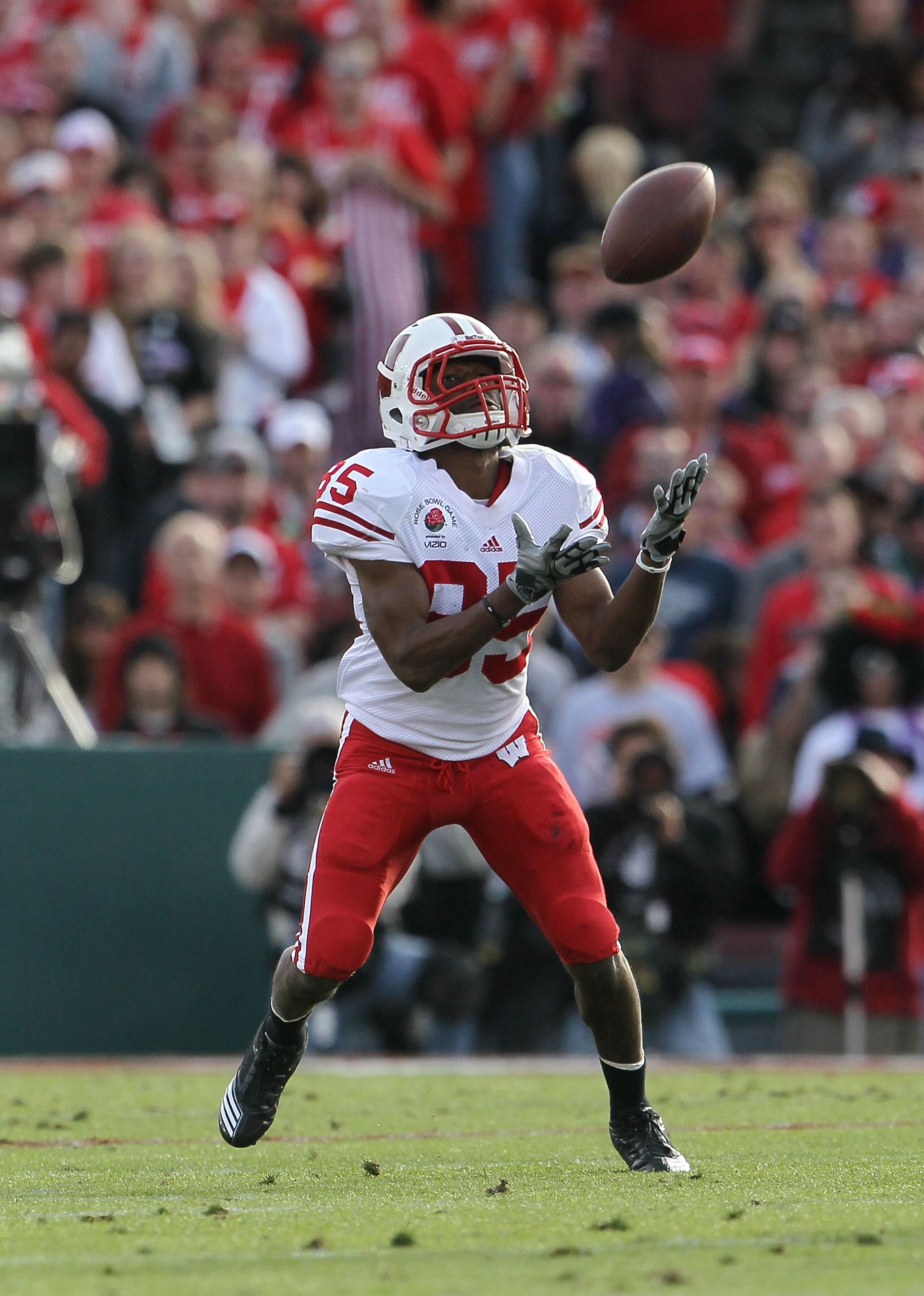 PASADENA, CA - JANUARY 01:  David Gilreath #85 of the Wisconsin Badgers returns the ball against the TCU Horned Frogs during the 97th Rose Bowl game on January 1, 2011 in Pasadena, California.  (Photo by Jeff Gross/Getty Images)