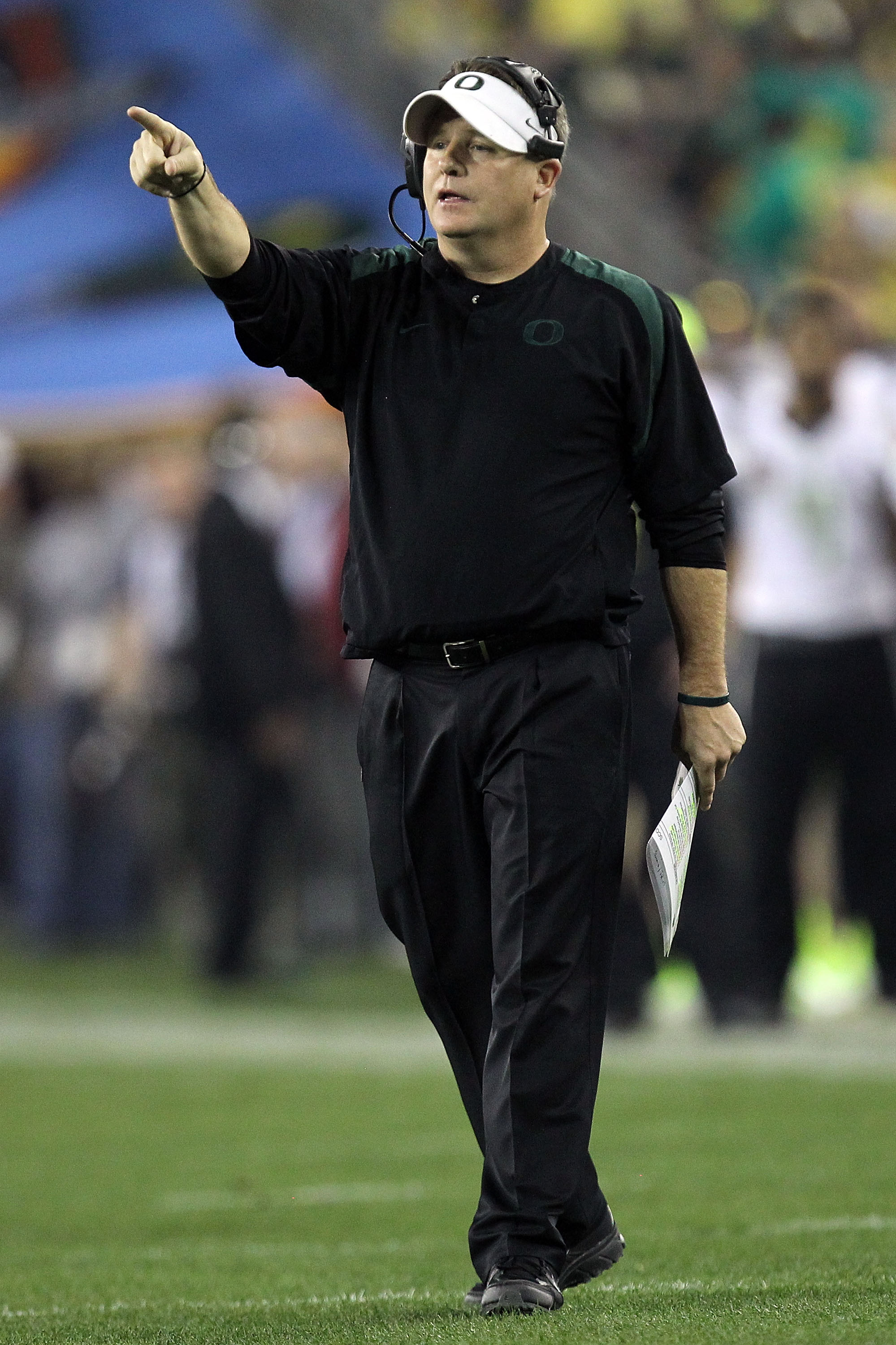 GLENDALE, AZ - JANUARY 10:  Head coach Chip Kelly of the Oregon Ducks calls a play against the Auburn Tigers in the Tostitos BCS National Championship Game at University of Phoenix Stadium on January 10, 2011 in Glendale, Arizona.  (Photo by Ronald Martin