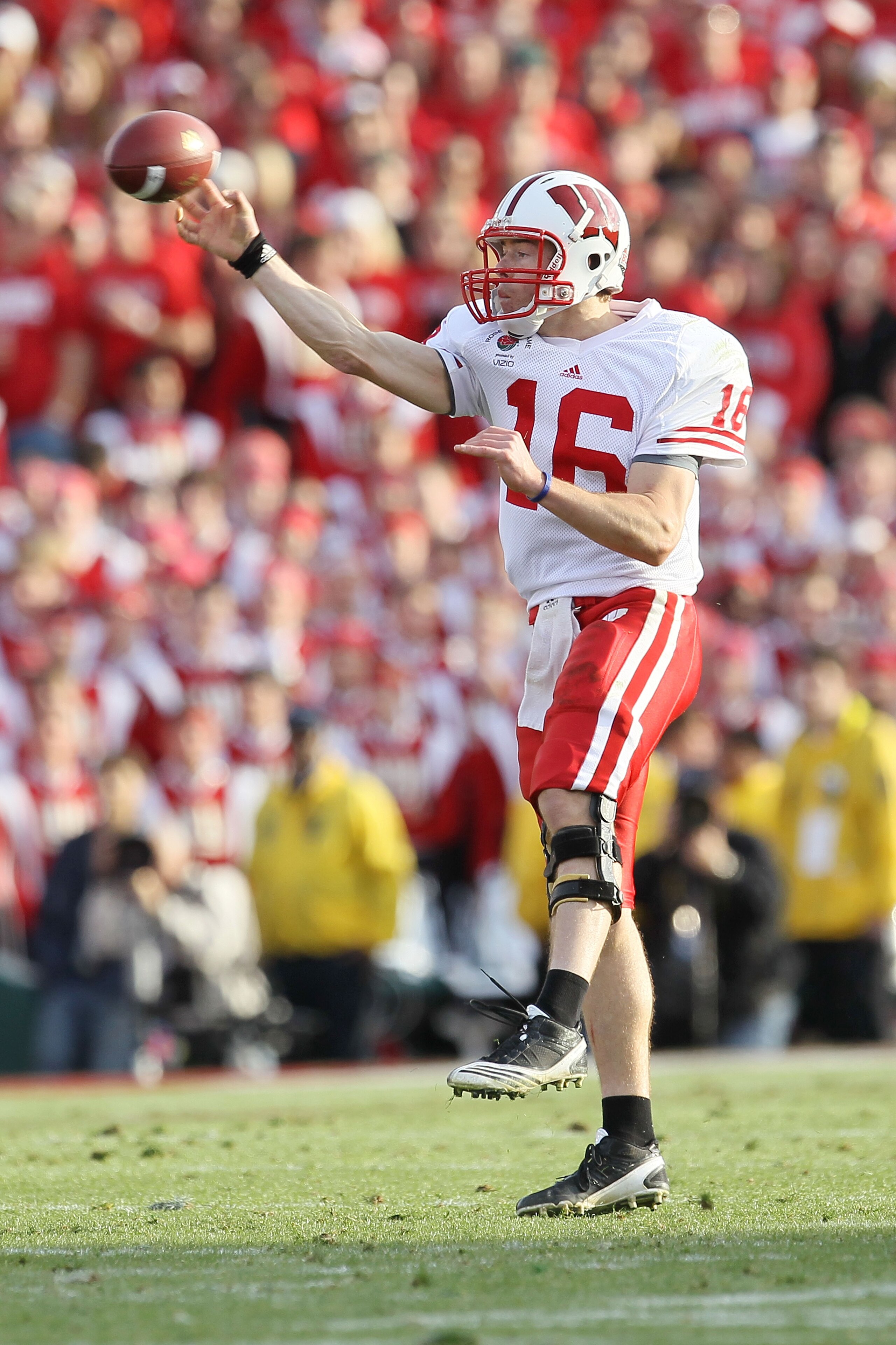 PASADENA, CA - JANUARY 01:  Quarterback Scott Tolzien #16 of the Wisconsin Badgers passes the ball against the TCU Horned Frogs during the 97th Rose Bowl game on January 1, 2011 in Pasadena, California.  (Photo by Stephen Dunn/Getty Images)