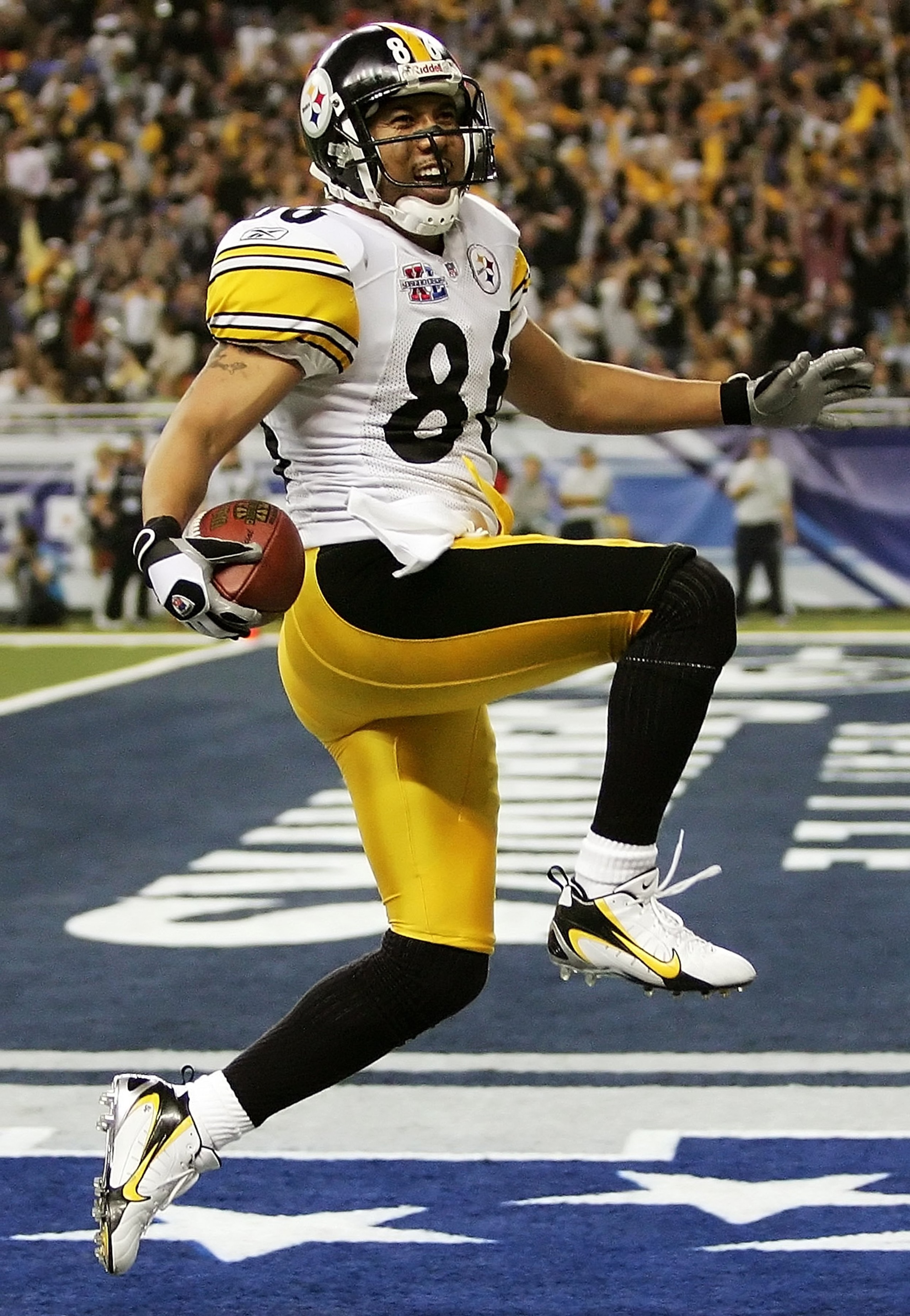 DETROIT - FEBRUARY 5:  Wide receiver Hines Ward #86 of the Pittsburgh Steelers scores a touchdown on a pass from receiver Antwaan Randle El #82 in front of cornerback Marcus Trufant #23 of the Seattle Seahawks in the fouth quarter of Super Bowl XL at Ford