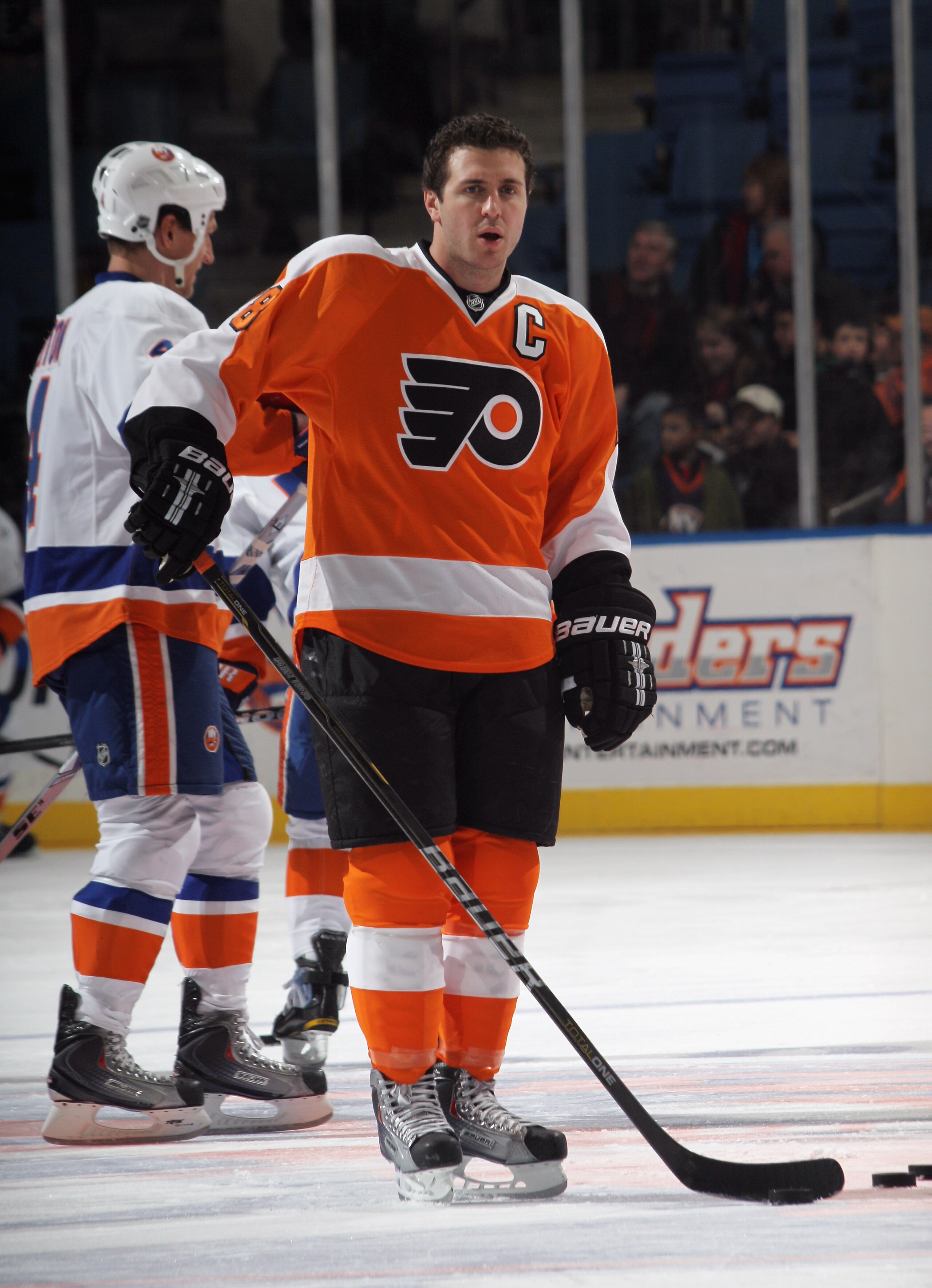 UNIONDALE, NY - DECEMBER 05:  Mike Richards #18 of the Philadelphia Flyers skates in warmups prior the game against the New York Islanders at the Nassau Coliseum on December 5, 2010 in Uniondale, New York.  (Photo by Bruce Bennett/Getty Images)