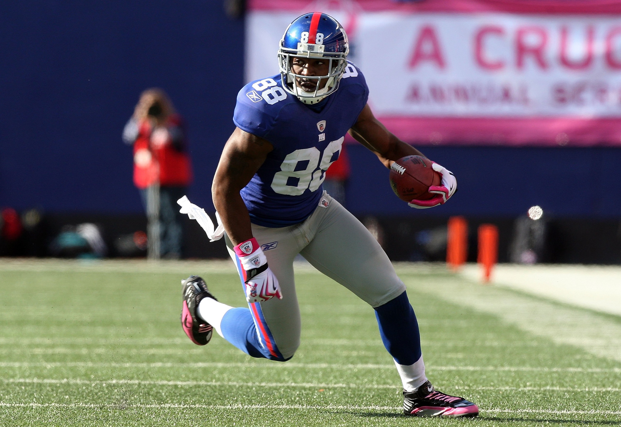 EAST RUTHERFORD, NJ - OCTOBER 11:  Hakeem Nicks #88 of the New York Giants runs the ball against the Oakland Raiders on October 11, 2009 at Giants Stadium in East Rutherford, New Jersey. The Giants defeated the Raiders 44-7.  (Photo by Jim McIsaac/Getty I