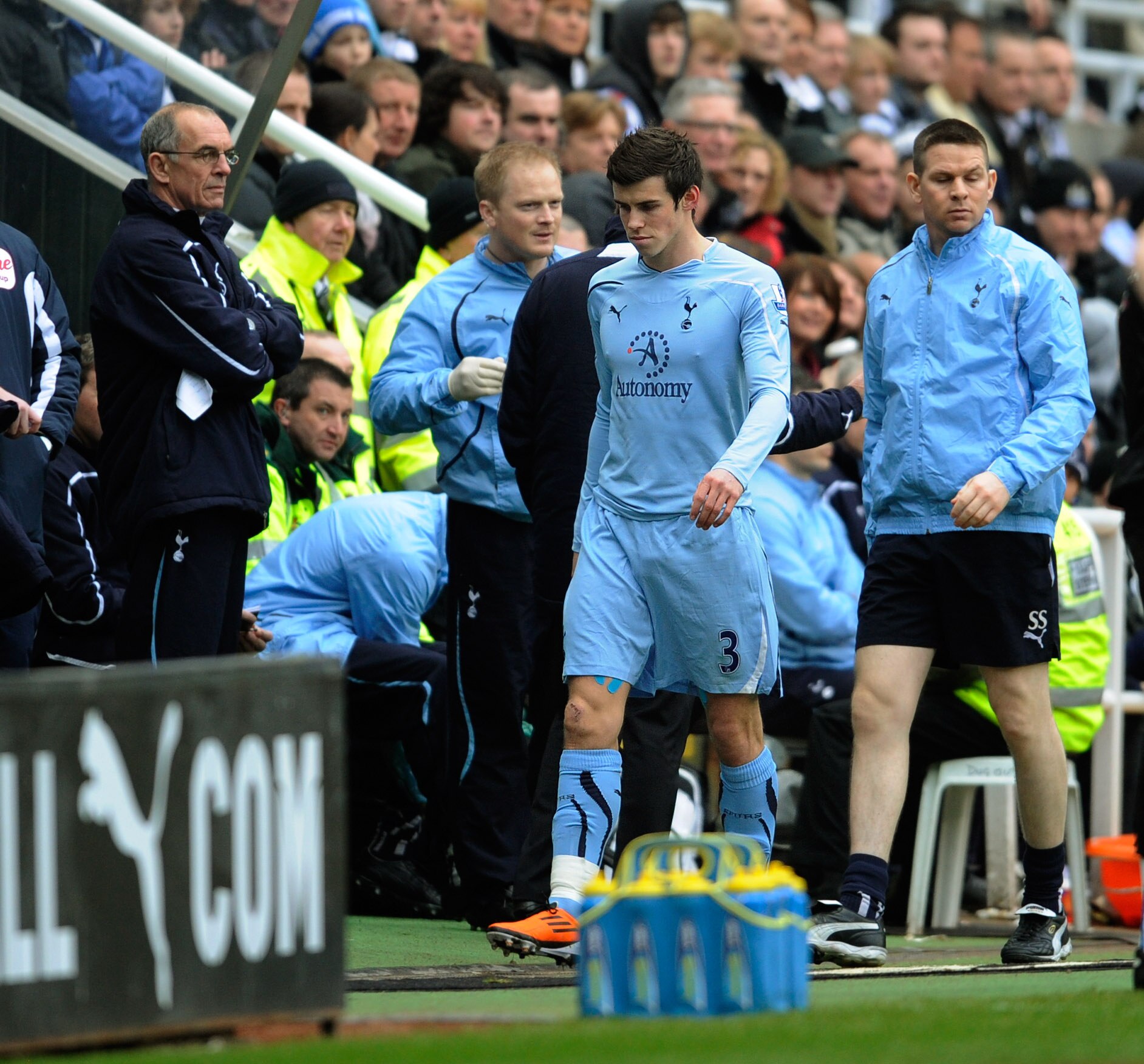 NEWCASTLE UPON TYNE, ENGLAND - JANUARY 22:  Gareth Bale of Spurs goes off injured during the Barclays Premier League match between Newcastle United and Tottenham Hotspur at St James' Park on January 22, 2011 in Newcastle upon Tyne, England.  (Photo by Mic
