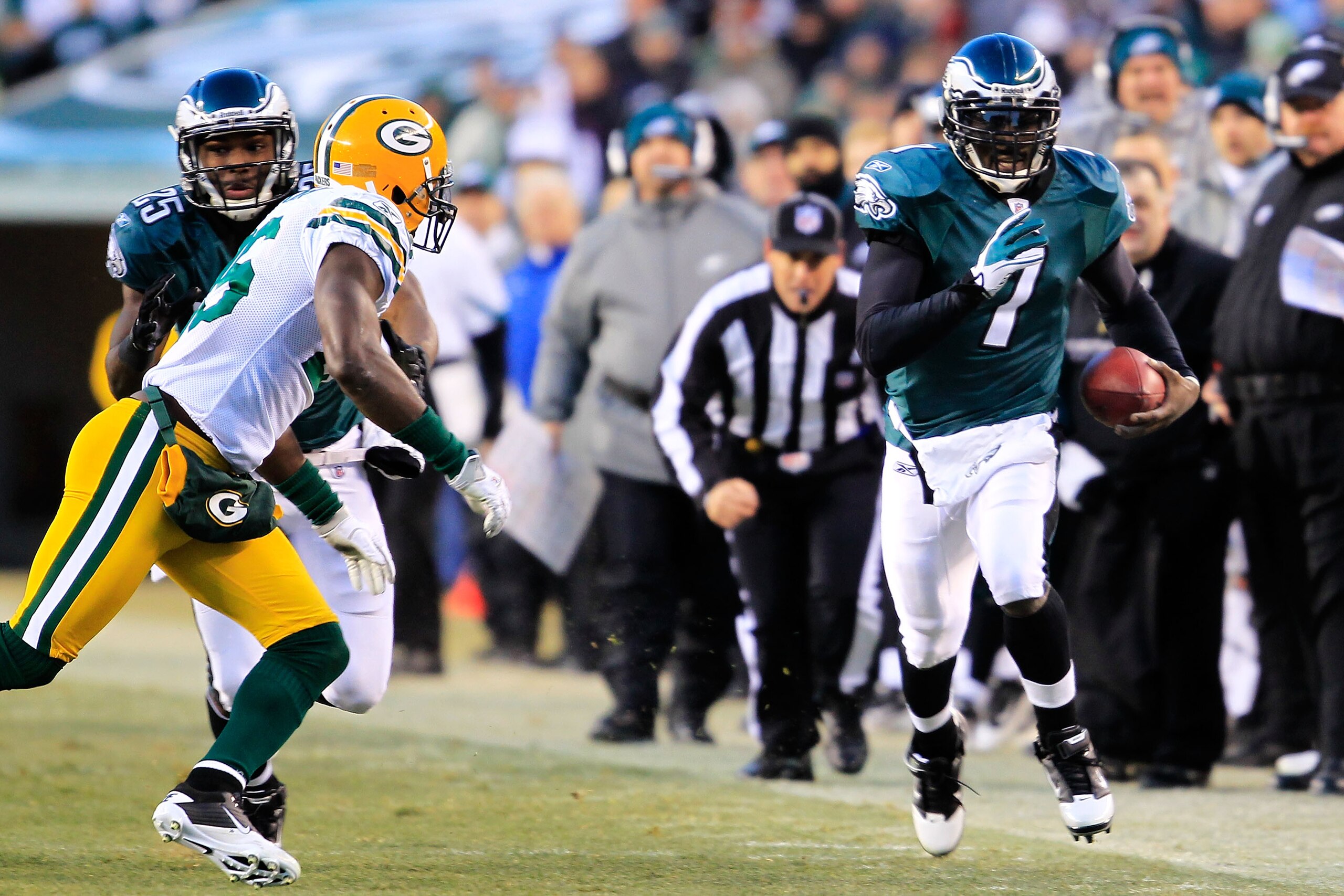 PHILADELPHIA, PA - JANUARY 09:  Michael Vick #7 of the Philadelphia Eagles runs the ball against the Green Bay Packers during the 2011 NFC wild card playoff game at Lincoln Financial Field on January 9, 2011 in Philadelphia, Pennsylvania.  (Photo by Chris