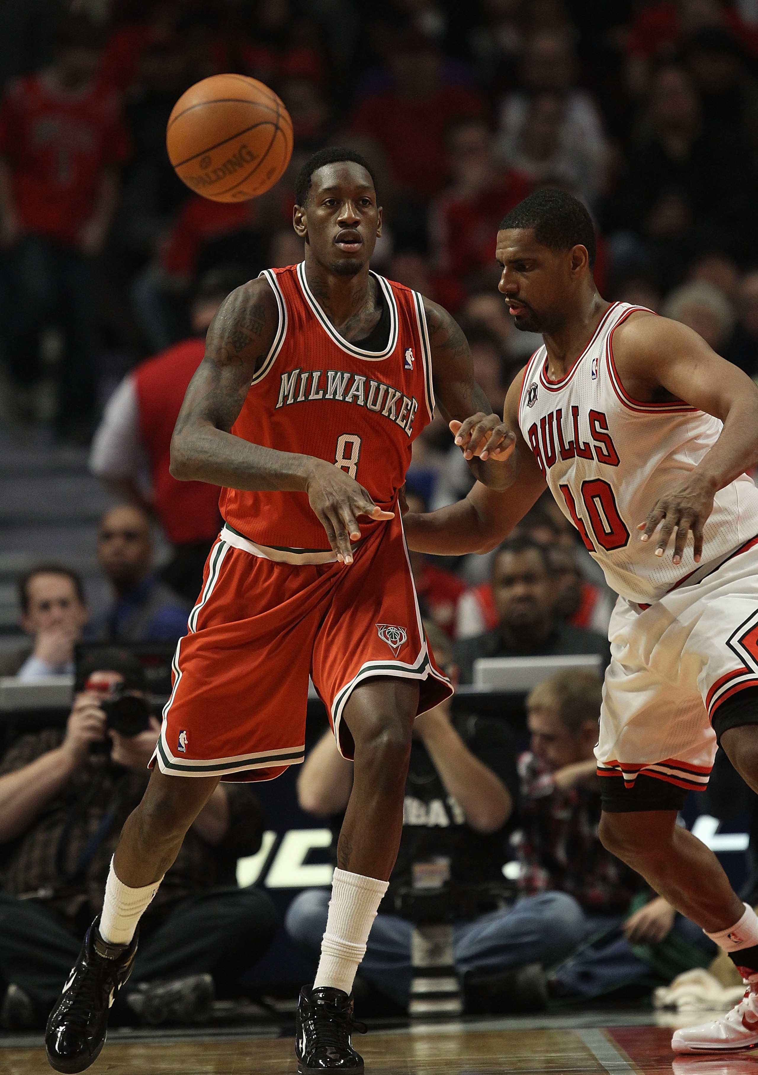 CHICAGO, IL - DECEMBER 28: Larry Sanders #8 of the Milwaukee Bucks passes the ball against Kurt Thomas #40 of the Chicago Bulls at the United Center on December 28, 2010 in Chicago, Illinois. The Bulls defeated the Bucks 90-77. NOTE TO USER: User expressl