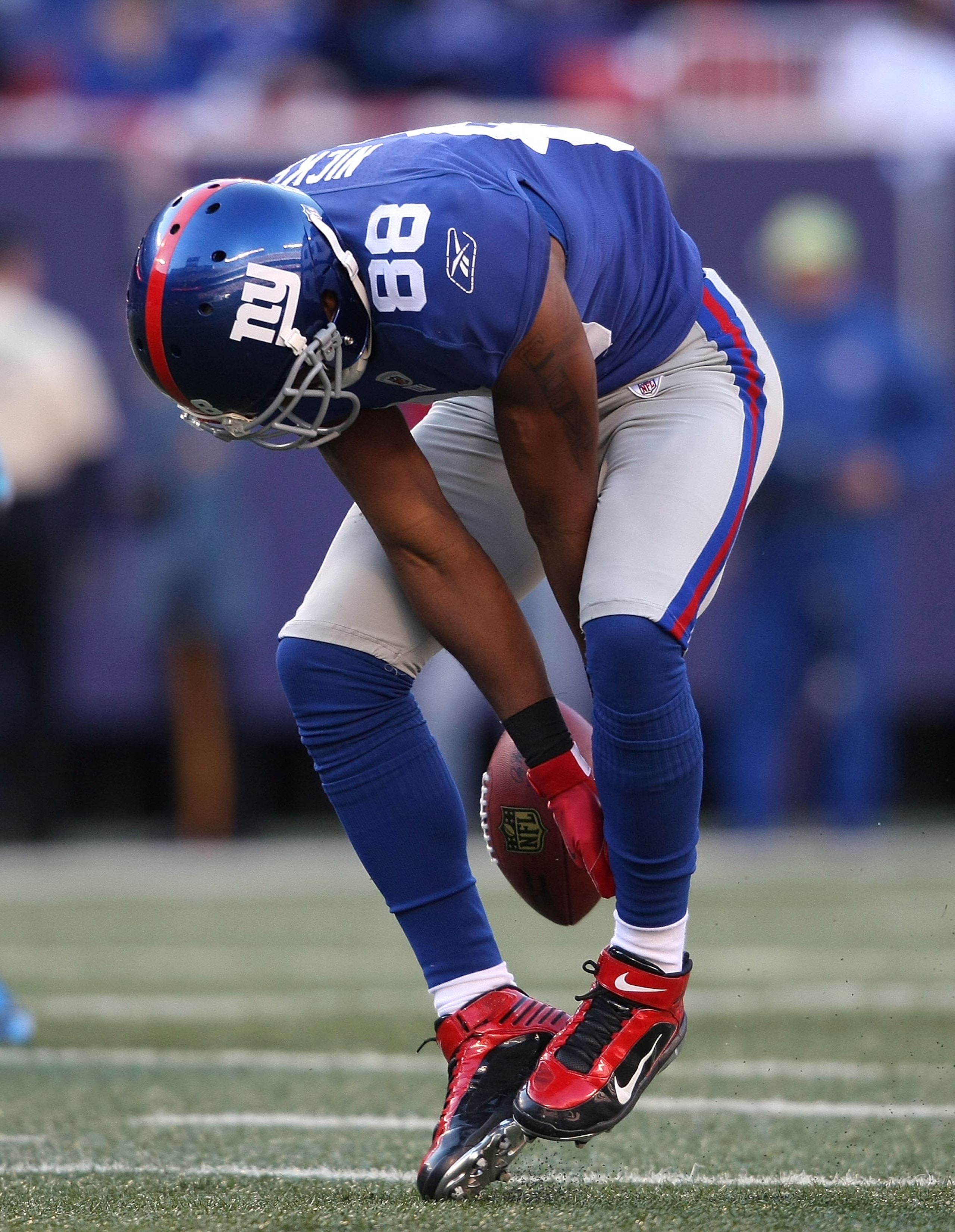 EAST RUTHERFORD, NJ - DECEMBER 27: Hakeem Nicks #88 of the New York Giants drops a pass against the Carolina Panthers at Giants Stadium on December 27, 2009 in East Rutherford, New Jersey.  (Photo by Nick Laham/Getty Images)