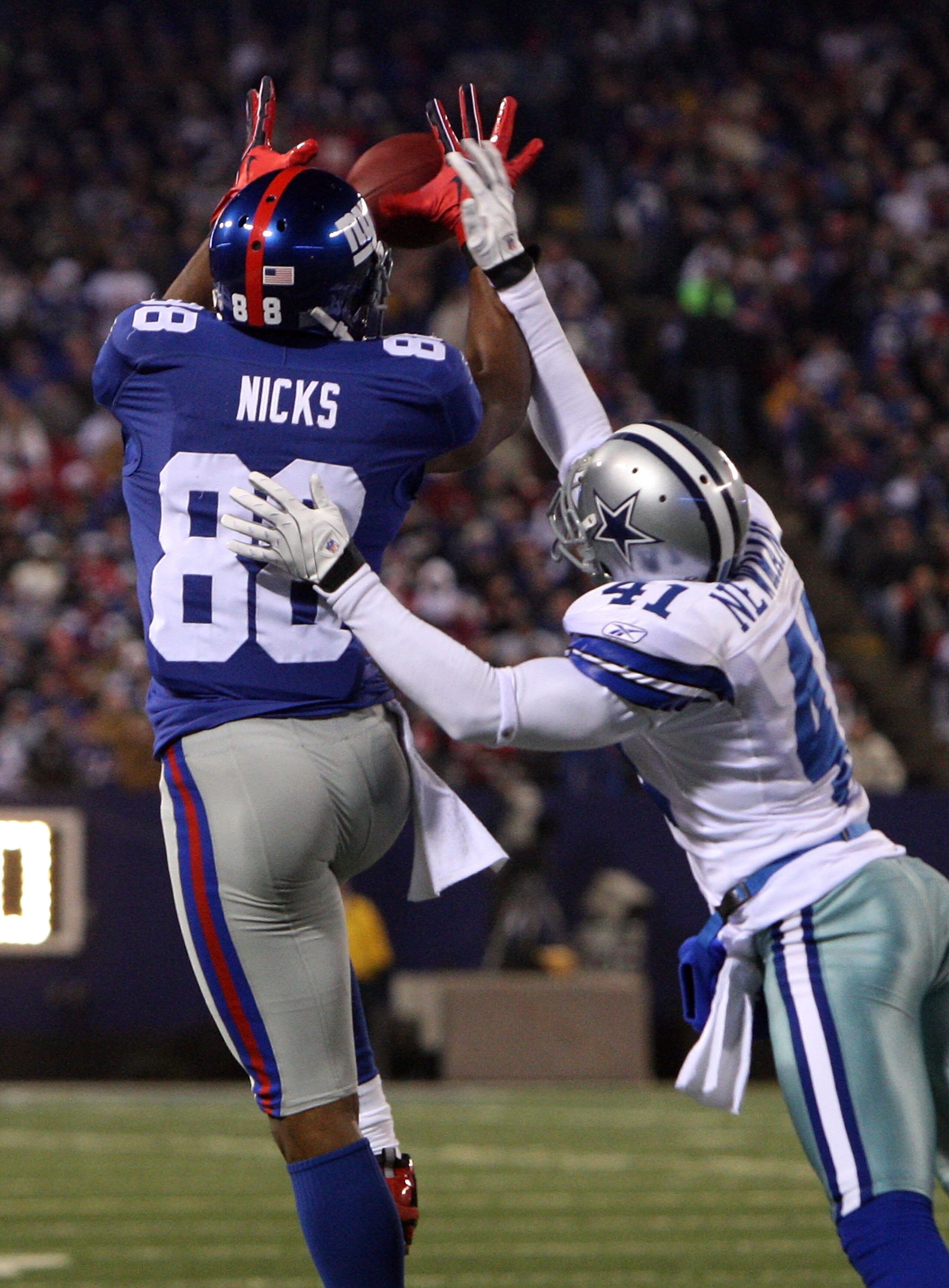 EAST RUTHERFORD, NJ - DECEMBER 06:  Hakeem Nicks #88 of the New York Giants makes a 21-yard touchdown reception in the second quarter against Terence Newman #41 of the Dallas Cowboys at Giants Stadium on December 6, 2009 in East Rutherford, New Jersey. Th