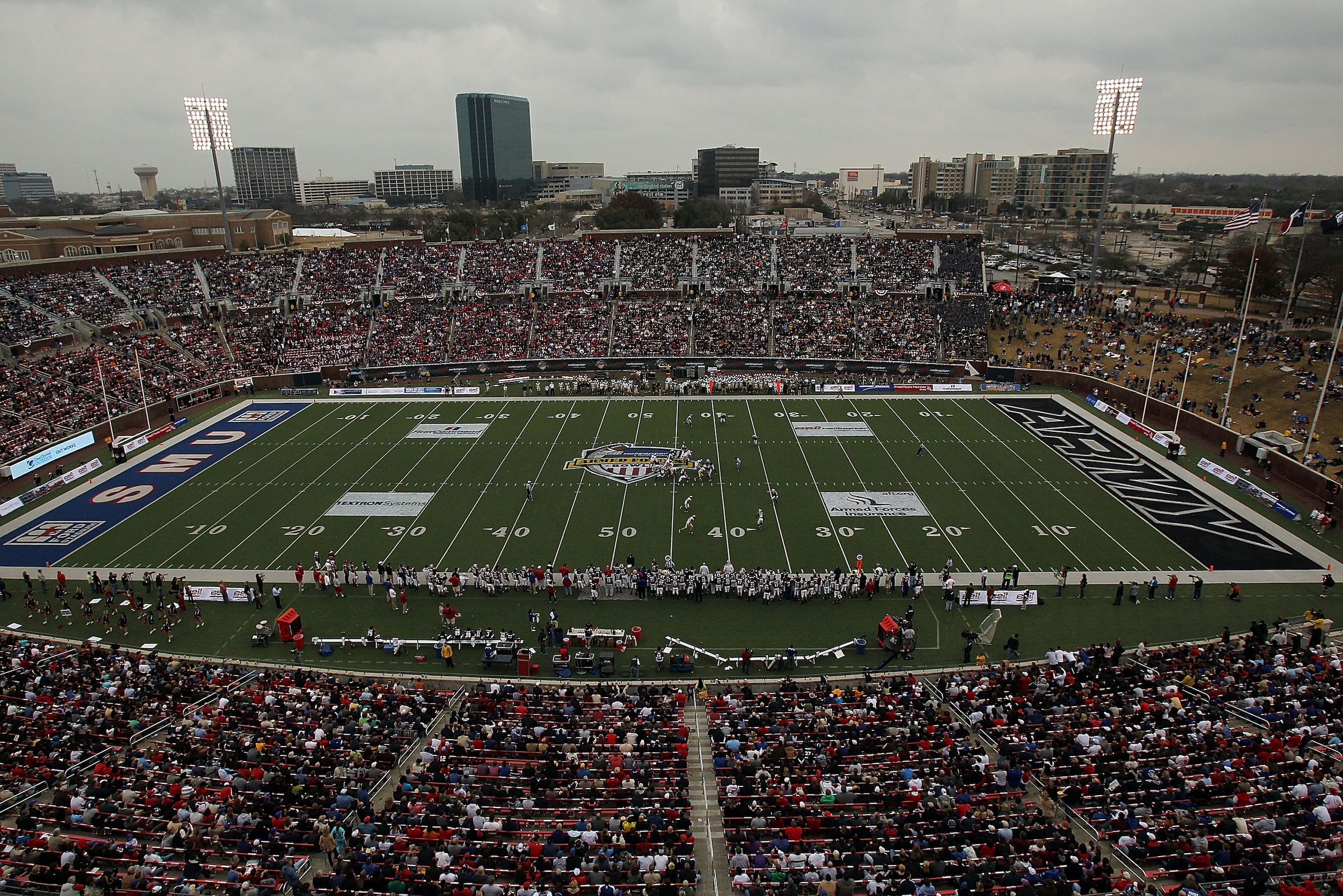 DALLAS, TX - DECEMBER 30:  A general view of play between the Army Black Knights and the SMU Mustangs during the Bell Helicopter Armed Forces Bowl at Gerald J. Ford Stadium on December 30, 2010 in Dallas, Texas.  (Photo by Ronald Martinez/Getty Images)
