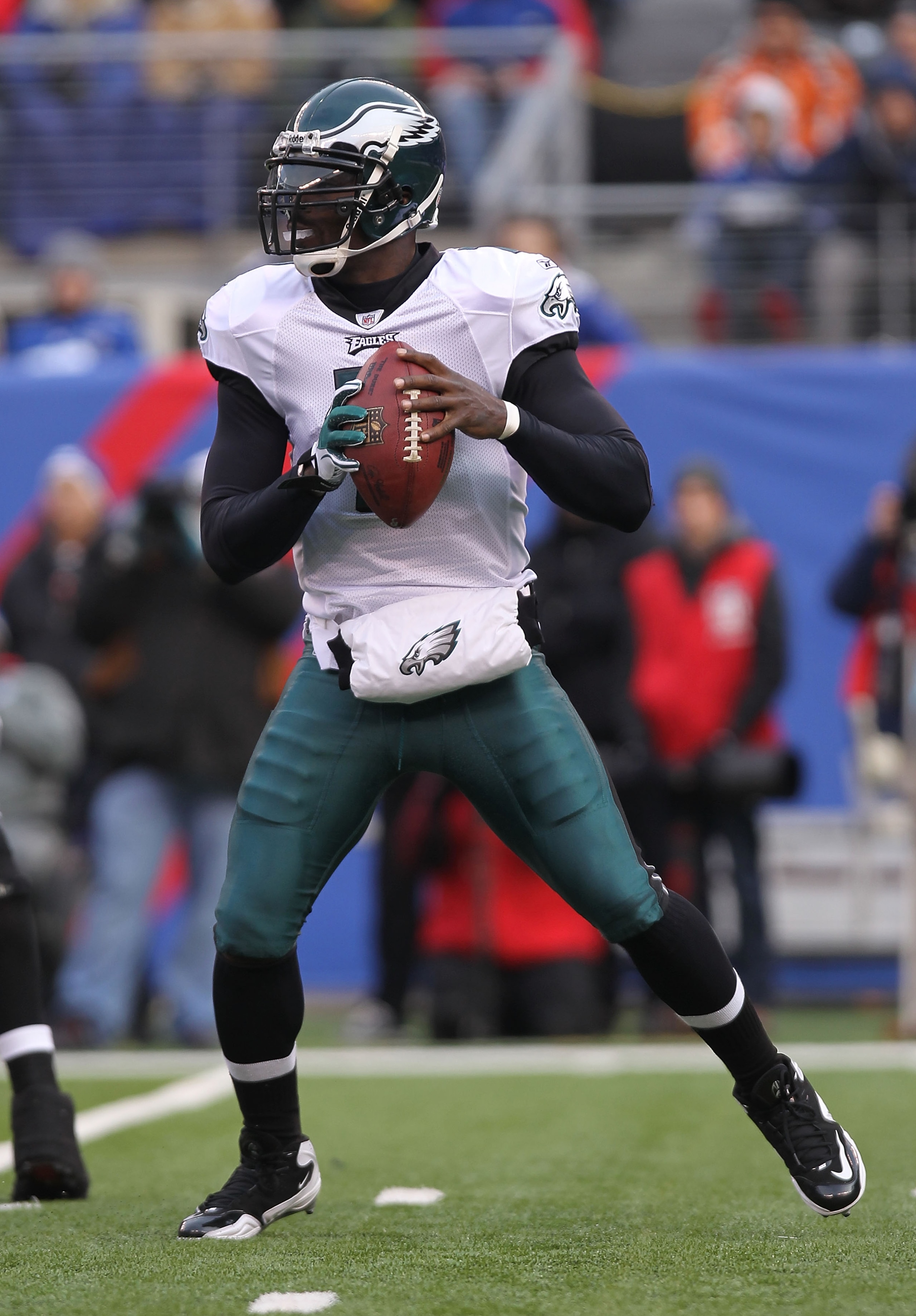 EAST RUTHERFORD, NJ - DECEMBER 19:  Michael Vick #7 of the Philadelphia Eagles against the New York Giants at New Meadowlands Stadium on December 19, 2010 in East Rutherford, New Jersey.  (Photo by Nick Laham/Getty Images)