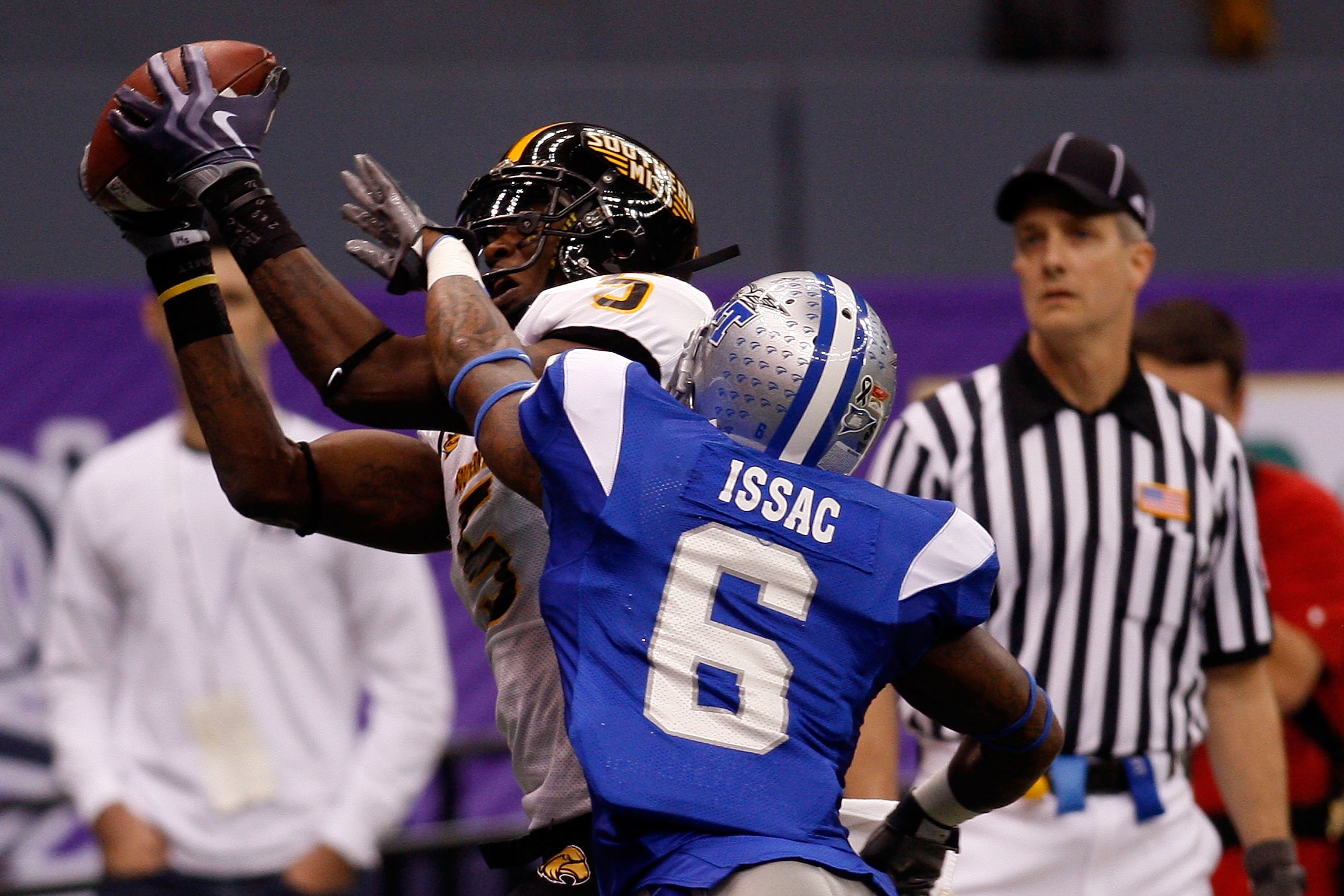 NEW ORLEANS - DECEMBER 20:  DeAndre Brown #5 of the Southern Miss Golden Eagles catches a touchdown pass over Rod Issac #6 of the Middle Tennessee Blue Raiders during the R+L Carriers New Orleans Bowl at the Louisiana Superdome on December 20, 2009 in New