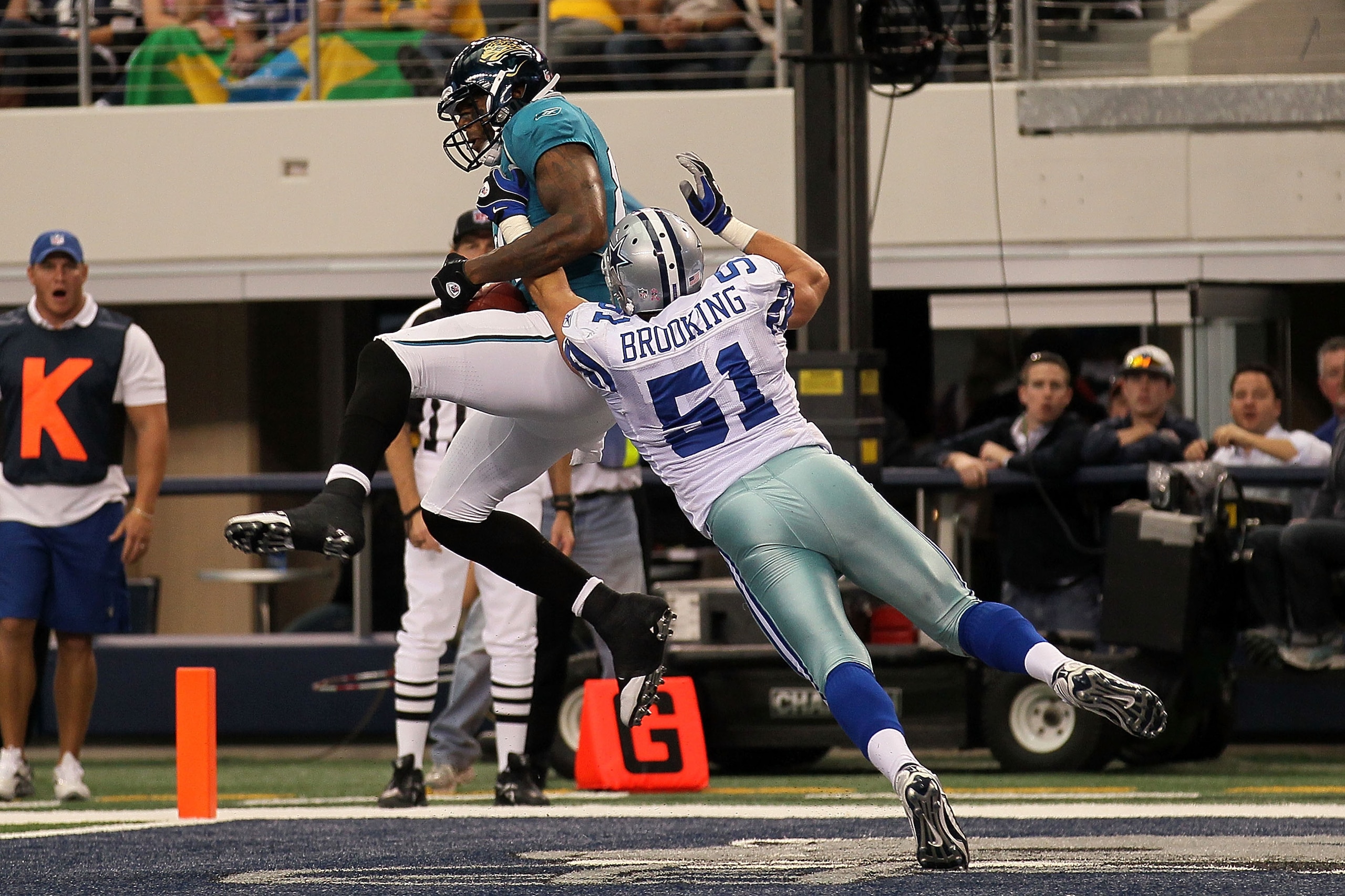 ARLINGTON, TX - OCTOBER 31:  Marcedes Lewis #89 of the Jacksonville Jaguars catches a 9-yard touchdown reception in the third quarter against Keith Brooking #51 of the Dallas Cowboys at Cowboys Stadium on October 31, 2010 in Arlington, Texas.  (Photo by S