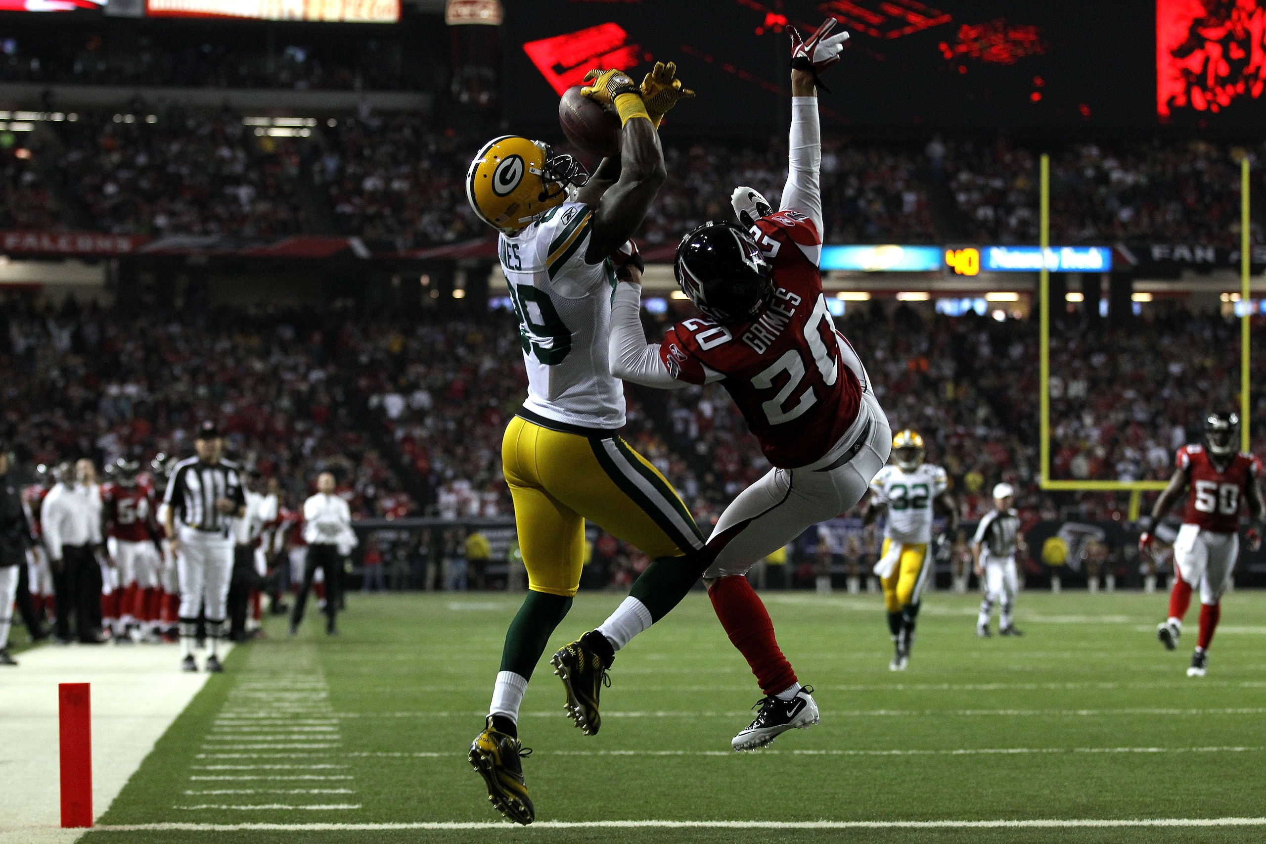 ATLANTA, GA - JANUARY 15:  James Jones #89 of the Green Bay Packers scores a 20-yard touchdown reception in the second quarter against Atari Bigby #20 of the Atlanta Falcons during their 2011 NFC divisional playoff game at Georgia Dome on January 15, 2011