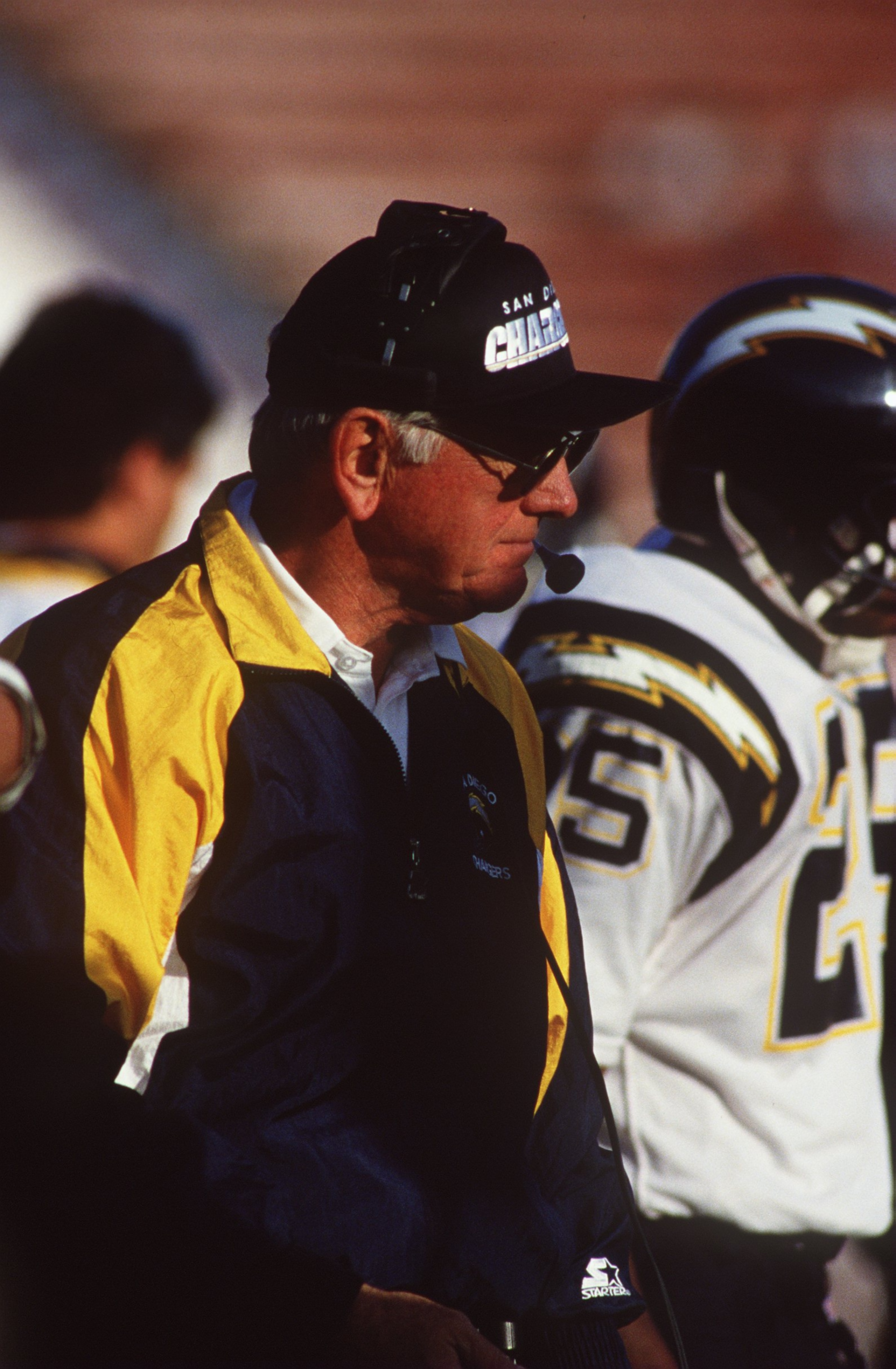 20 DEC 1992:  BILL ARNSPARGER, DEFENSIVE COORDINATOR FOR THE SAN DIEGO CHARGERS, WATCHES THE ACTION FROM THE SIDELINES DURING THEIR GAME AGAINST THE LOS ANGELES RAIDERS AT THE LOS ANGELES MEMORIAL COLESIUM IN LOS ANGELES, CALIFORNIA.       Mandatory Credi