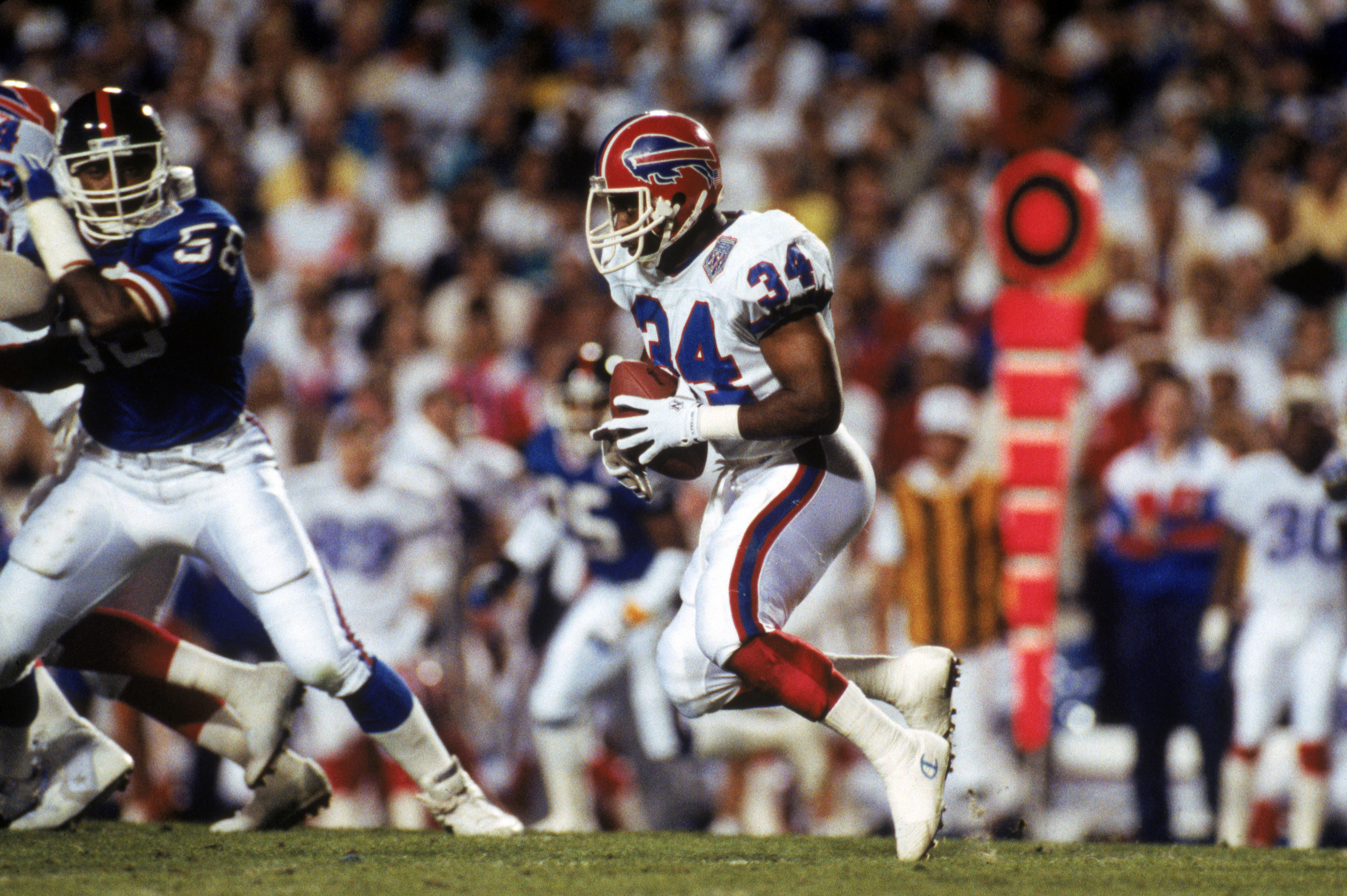 TAMPA, FL - JANUARY 27:  Running back Thurman Thomas #34 of the Buffalo Bills hustles for yards in Super Bowl XXV against the New York Giants at Tampa Stadium on January 27, 1991 in Tampa, Florida.  The Giants won 20-19.  (Photo by George Rose/Getty Image