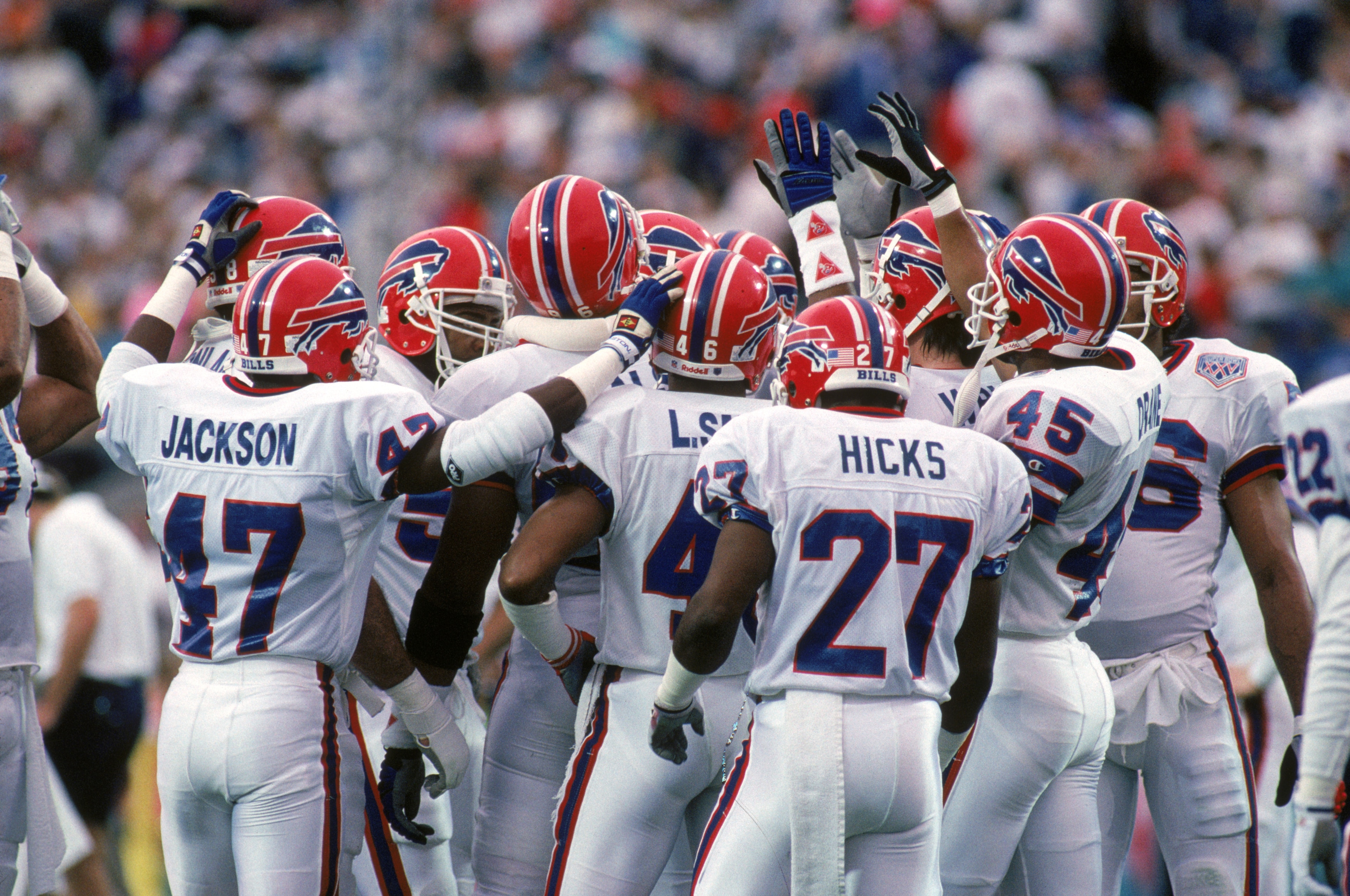 TAMPA, FL - JANUARY 27:  The Buffalo Bills defense gather as they prepares to take on the New York Giants in Super Bowl XXV at Tampa Stadium on January 27, 1991 in Tampa, Florida.  The Giants won 20-19.  (Photo by George Rose/Getty Images)