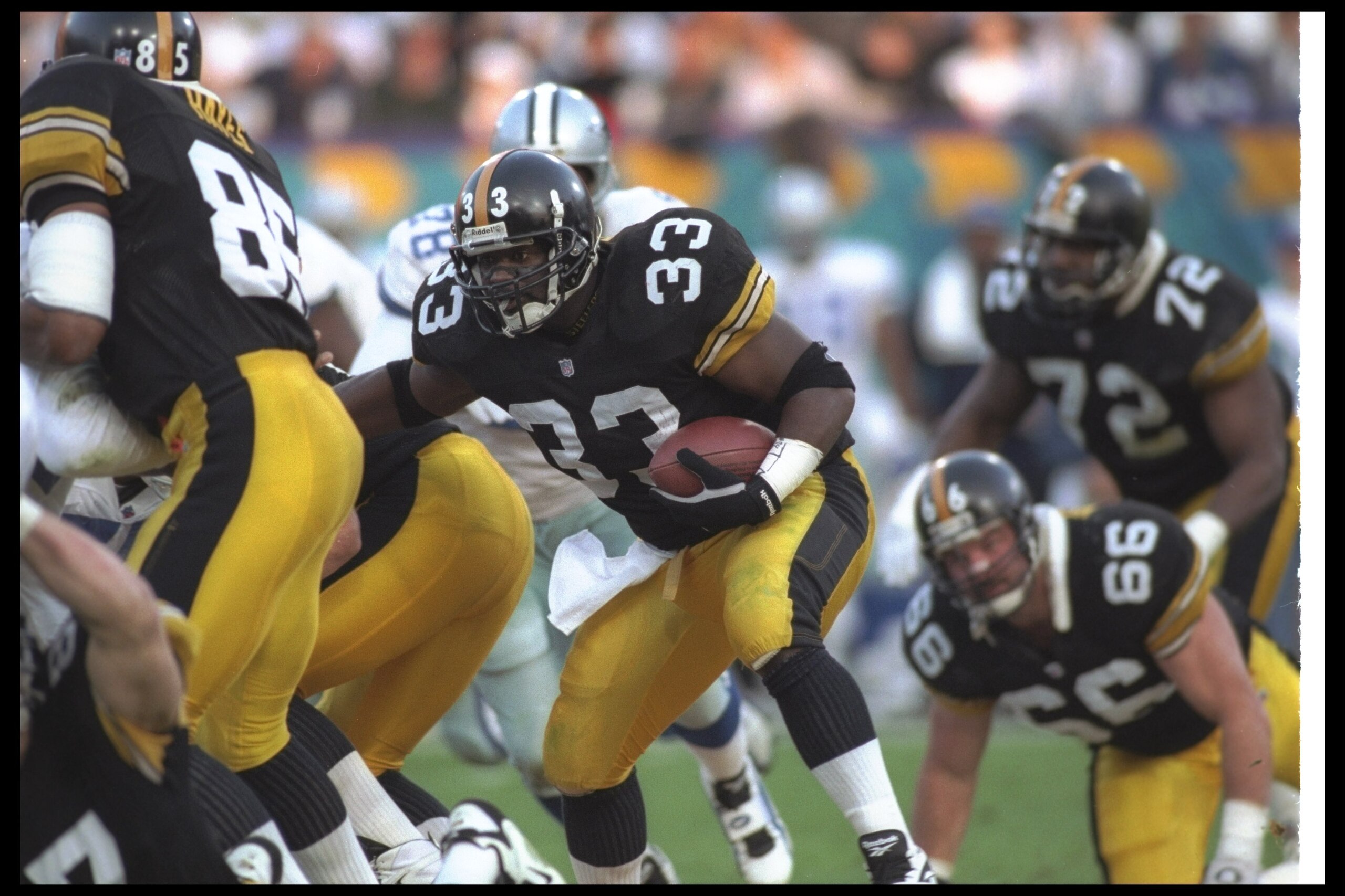 28 Jan 1996:  Running back Byron Morris of the Pittsburgh Steelers (center) moves the ball during Super Bowl XXX against the Dallas Cowboys at Sun Devil Stadium in Tempe, Arizona.  The Cowboys won the game, 27-17. Mandatory Credit: Mike Powell  /Allsport