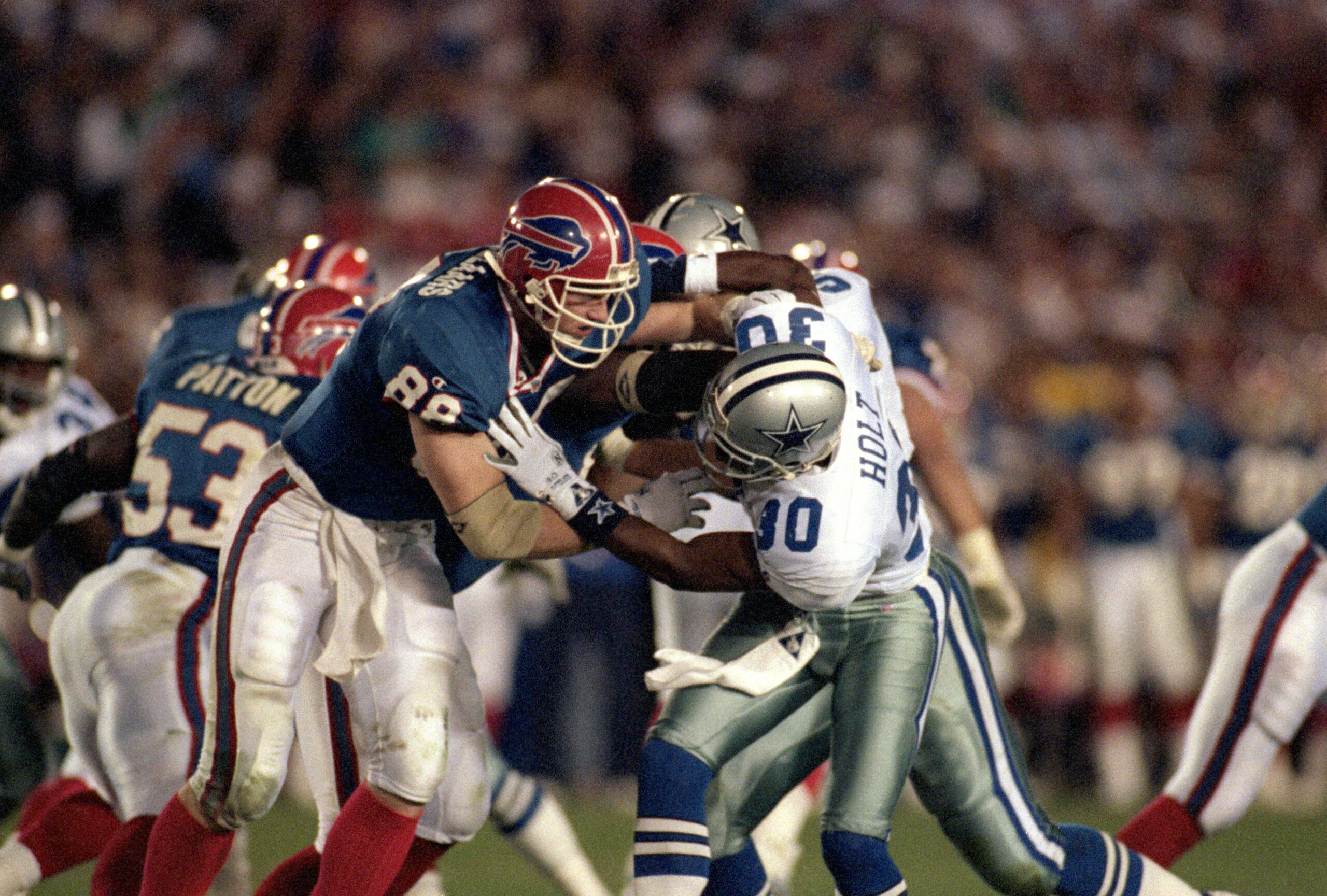PASADENA, CA - JANUARY 31:  Tight end Pete Metzelaars #88 of the Buffalo Bills battles against cornerback Issiac Holt #30 of the Dallas Cowboys during Super Bowl XXVII at the Rose Bowl on January 31, 1993 in Pasadena, California.  The Cowboys won 52-17.