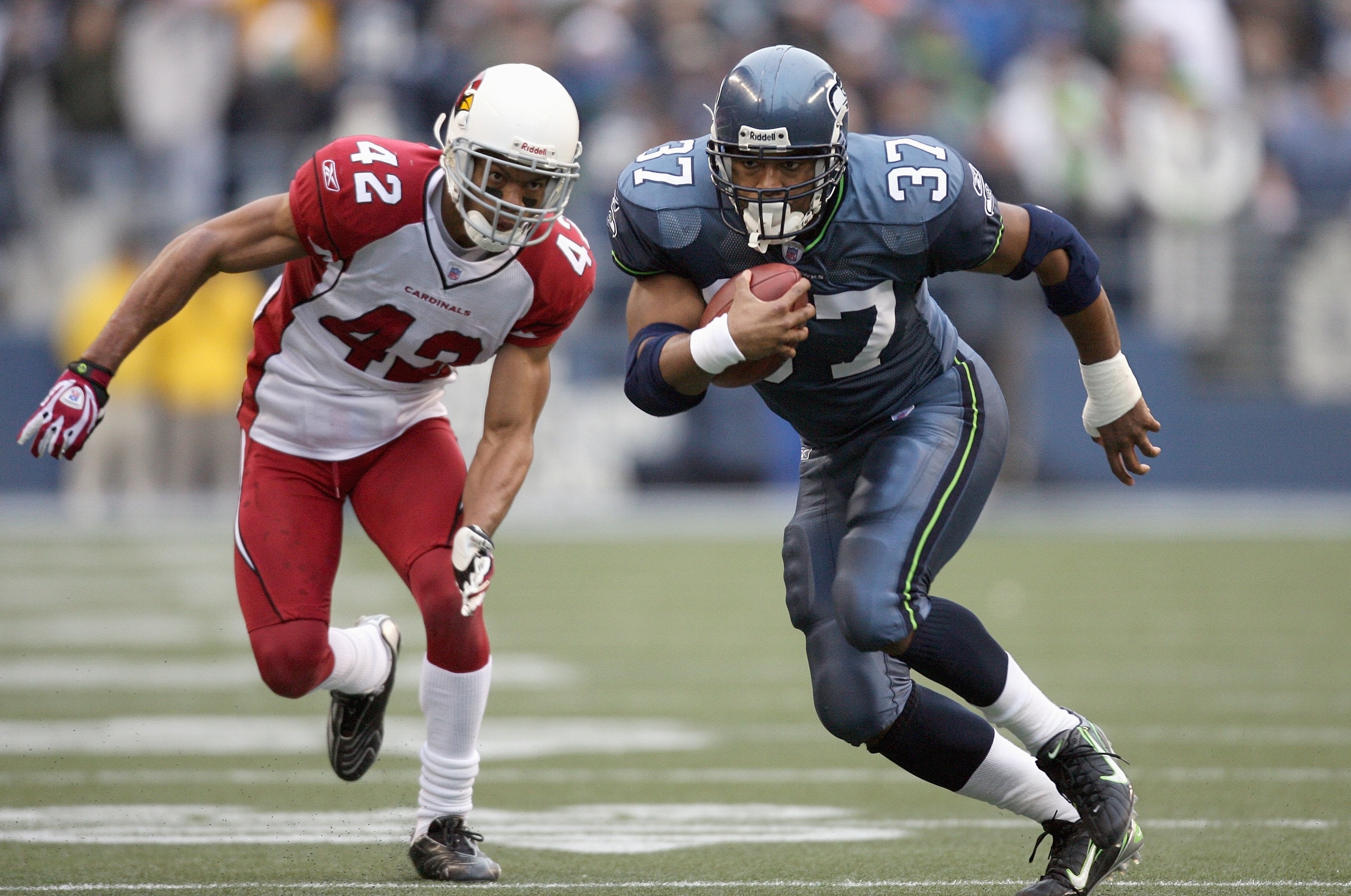 SEATTLE - DECEMBER 9: Shaun Alexander #37 of the Seattle Seahawks carries the ball against the Arizona Cardinals December 9, 2007 at Qwest Field in Seattle, Washington. The Seahawks defeated the Cardinals 42-21. (Photo by Otto Greule Jr/Getty Images)