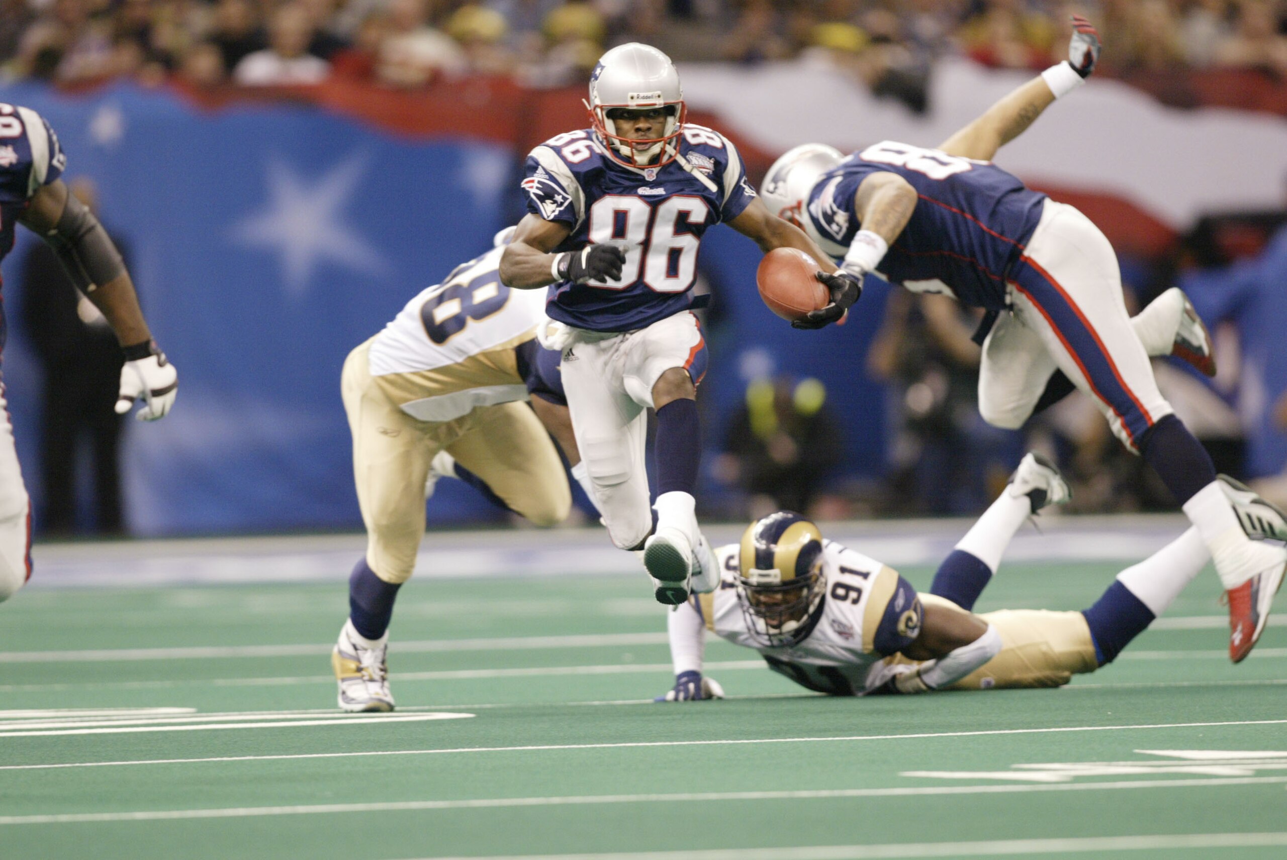 03 Feb 2002: David Patten #86 of the New England Patriots  takes a running pass and tries to outrun the St.Louis Rams during Superbowl XXXVI at the Superdome in New Orleans, Louisiana.  The Patriots defeated the Rams 20-17. DIGITAL IMAGE. Mandatory Credit