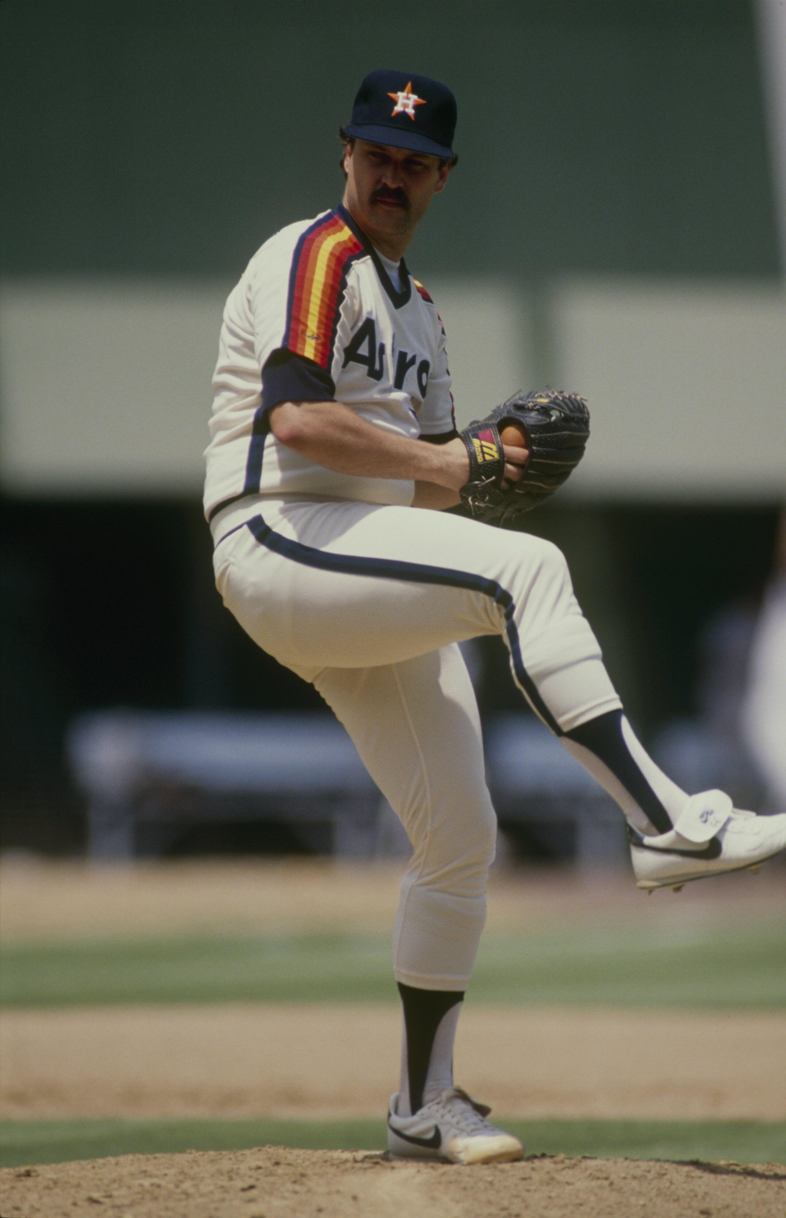 SAN FRANCISCO - AUGUST 2:  Bob Knepper of the Houston Astros pitches during the game against the San Francisco Giants at Candlestick Park on August 2, 1988 in San Francisco, California. (Photo by Stephen Dunn/Getty Images)