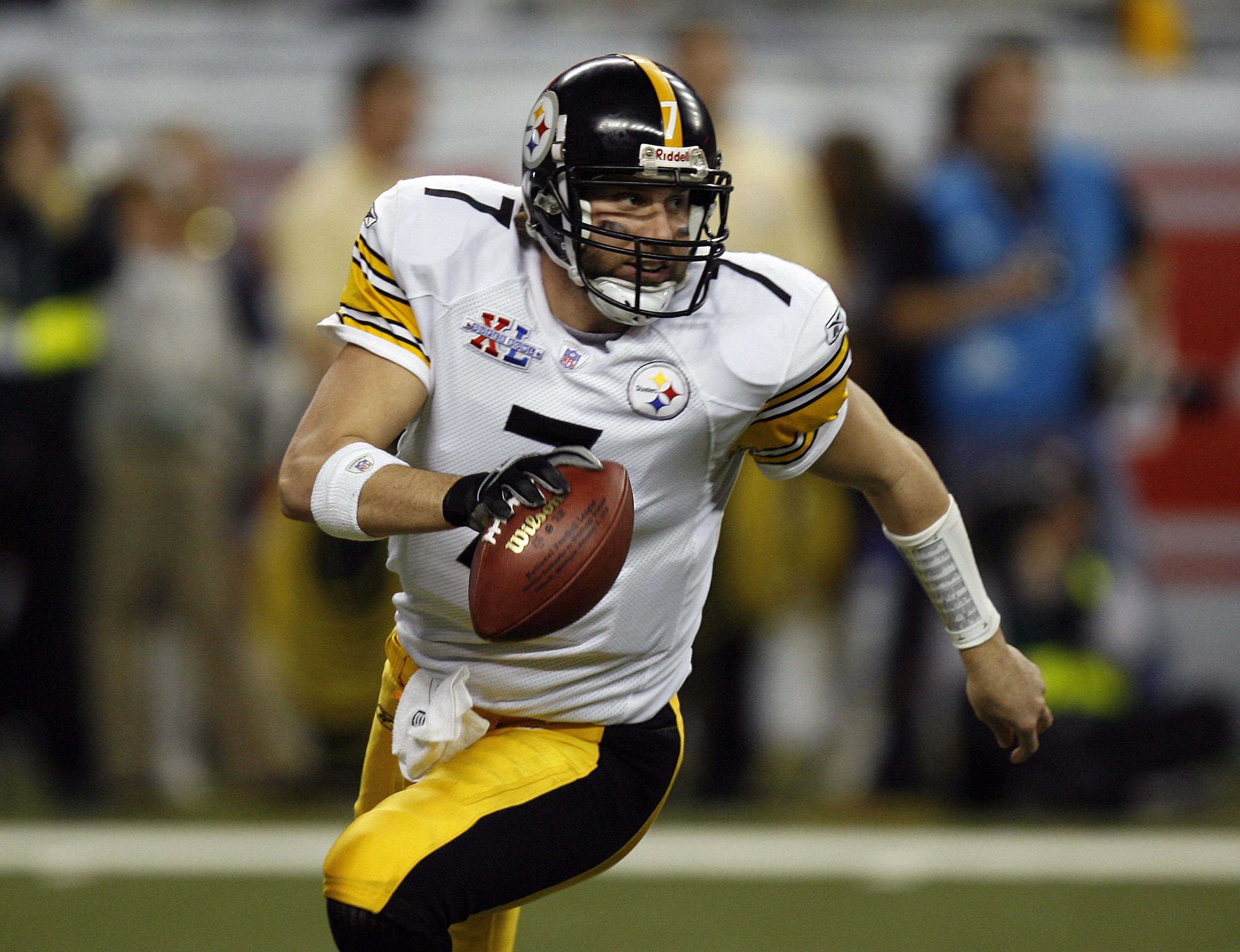Ben Roethlisberger of the Steelers during Super Bowl XL between the Pittsburgh Steelers and Seattle Seahawks at Ford Field in Detroit, Michigan on February 5, 2006. (Photo by Allen Kee/Getty Images)