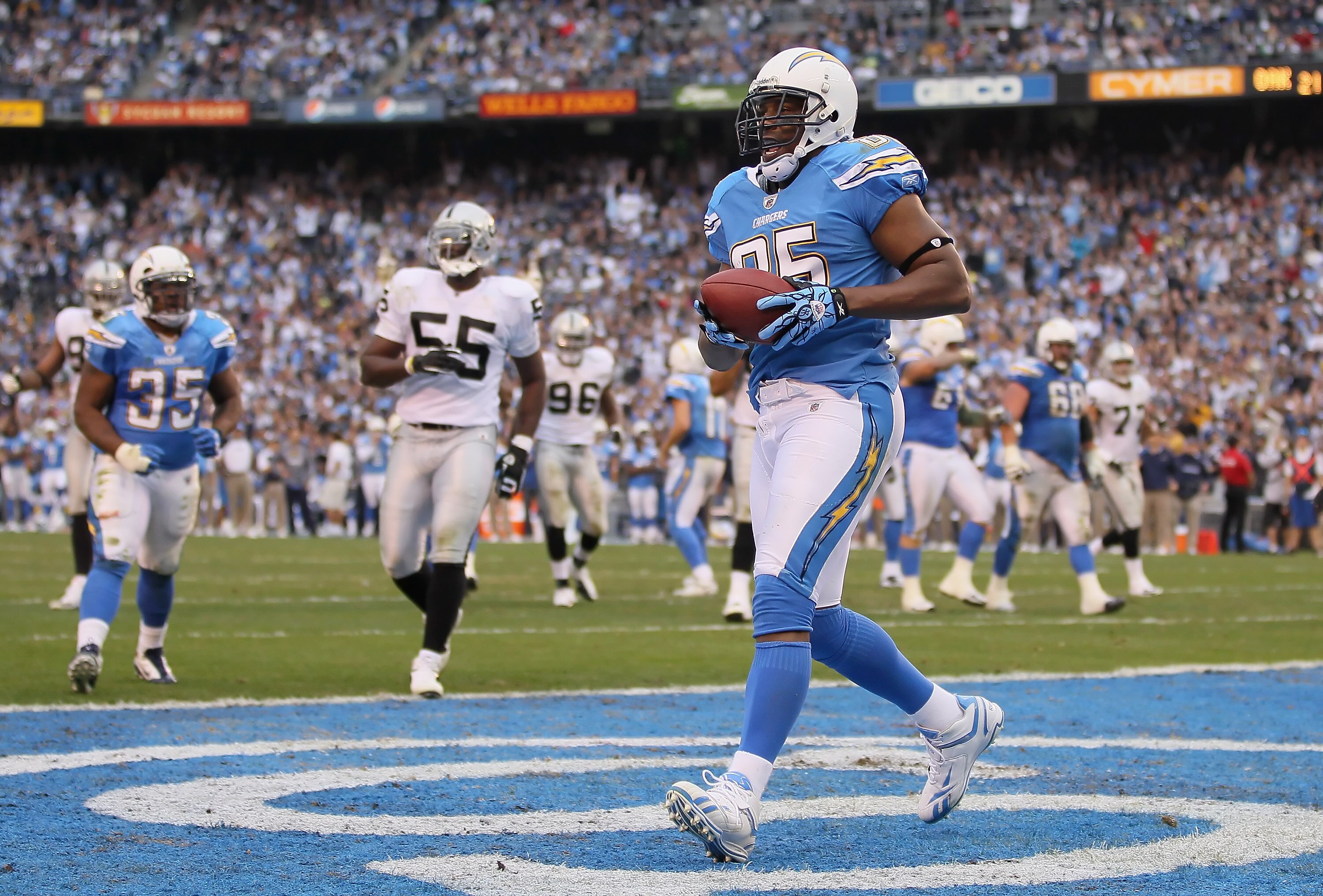 SAN DIEGO - DECEMBER 05:  Tight end Antonio Gates #85 of the San Diego Chargers scores a touchdown against the Oakland Raiders at Qualcomm Stadium on December 5, 2010 in San Diego, California. The Raiders defeated the Chargers 28-13.  (Photo by Jeff Gross