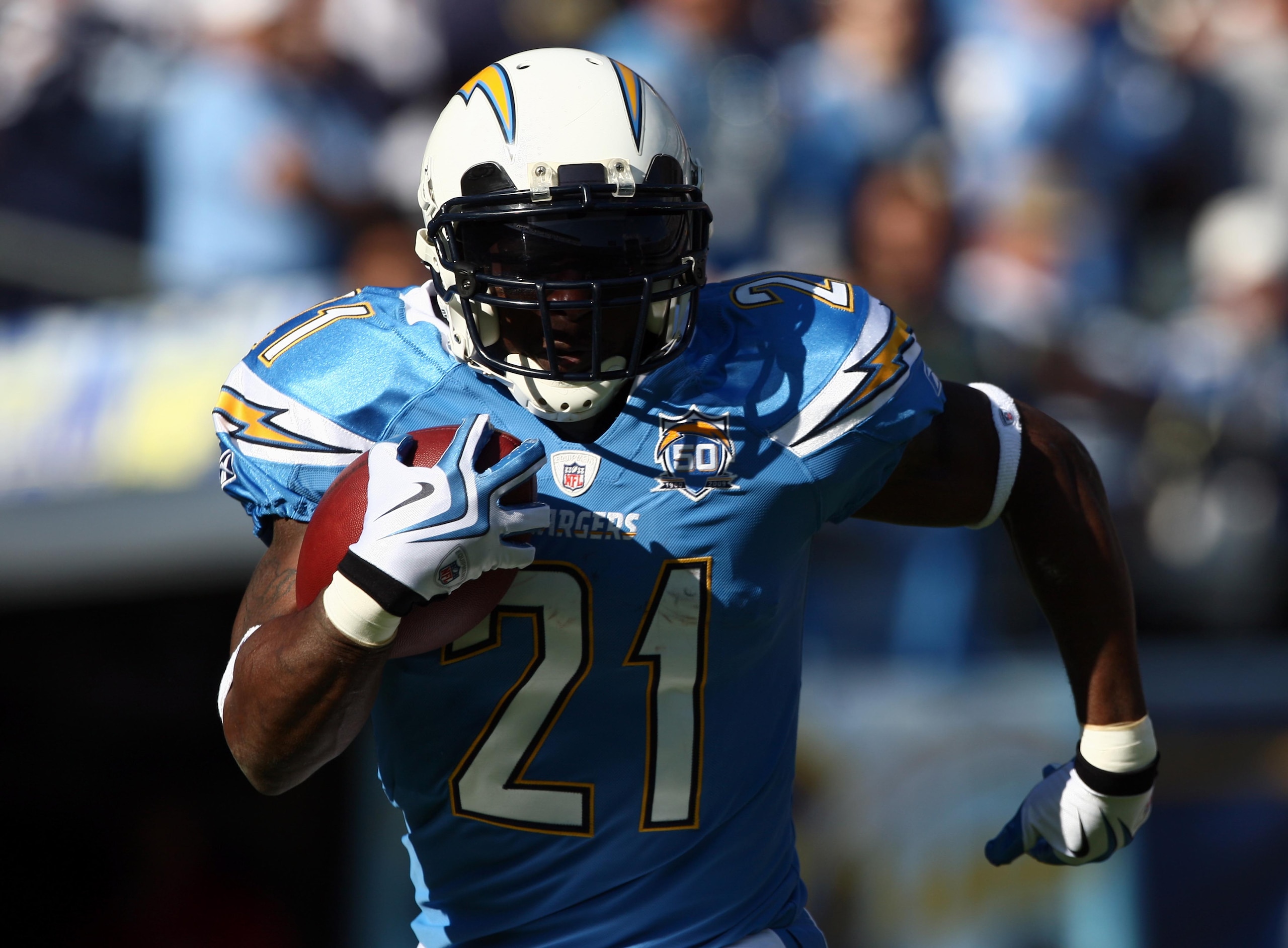 SAN DIEGO, CA - NOVEMBER 29:  Runningback LaDainian Tomlinson #21 of the San Diego Chargers runs the ball against the Kansas City Chiefs during the NFL game on November 29, 2009 at Qualcomm Stadium in San Diego, California.  (Photo by Donald Miralle/Getty